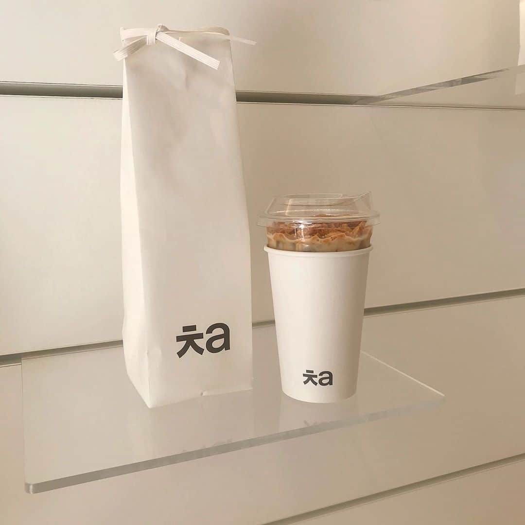 PATRA magazineさんのインスタグラム写真 - (PATRA magazineInstagram)「7/5♡スワイプしてね👉「日本上陸！”cha aoyama”」⠀ .⠀ ダルゴナコーヒー専門店が韓国から日本上陸♡⠀ .⠀ あっさりなミルクティーにトッピングのカルメ焼きがとっても合う♡⠀ .⠀ テイクアウトもできるから、おうちカフェにしてもいいかも♪⠀ .⠀ みんなもチェックしてね◎⠀ .⠀ Thank you 🌹⠀ @_chanpi.0_ / @krnco__129⠀ @mimiy_0303 / @kana_156⠀ @__neinei__ / @rc_daisy.kr⠀ .⠀ 今女の子の中で流行っているコトやITEMがあればPATRAをタグ付けして教えてね❤︎⠀ 皆さんのすてきな投稿をぜひ紹介させてください！⠀ .⠀ #PATRA #カフェ巡り #おしゃれカフェ #インスタ映え #フォトジェニック #chaaoyama #日本上陸 #新スポット #青山カフェ #ダルゴナコーヒー #ダルゴナコーヒー専門店 #韓国カフェ #カフェ巡り⠀」7月5日 19時30分 - patra__jp