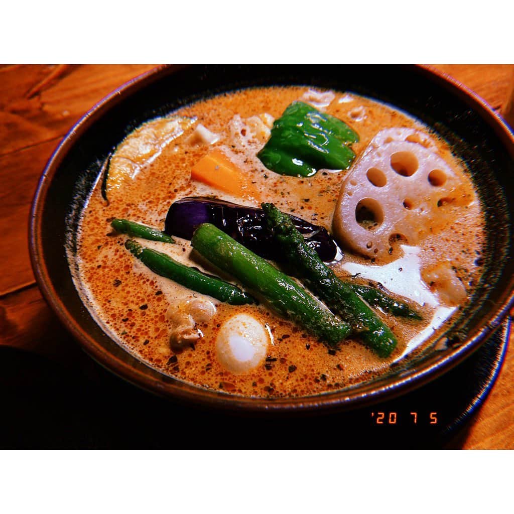 林唯衣さんのインスタグラム写真 - (林唯衣Instagram)「好きなスープカレーはラマイです。ブヒッをよく食べます。50円追加してココナッツミルクを強めにするのが好きです。辛さは0か1か2です〜〜〜〜　#ただいま千歳」7月5日 19時31分 - yui__hayashi