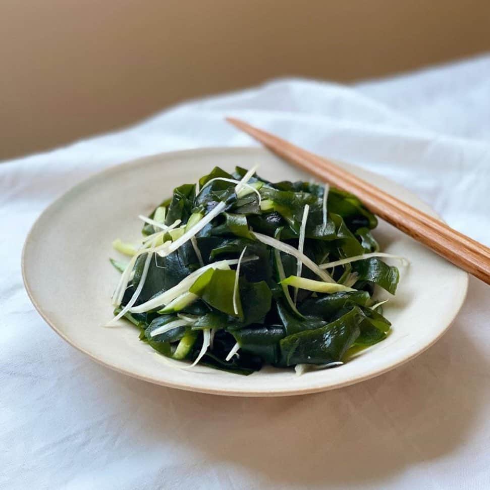 のインスタグラム：「.﻿ ﻿ .﻿ 【FOOD🍴】﻿ ﻿ わかめときゅうりと長ネギのナムル﻿ ﻿ 脂肪燃焼サポート効果もあり﻿ ミネラル豊富で栄養価も高い◎﻿ ﻿ ===========================﻿ ﻿ 【材料】﻿ わかめ﻿ 長ネギ﻿ きゅうり﻿ ごま油﻿ 鶏がらスープ﻿ 塩﻿ ﻿ 【作り方】﻿ ﻿ ①水に戻した塩蔵わかめをざく切りにする。﻿ 細切りにした長ネギは軽く水にさらす。﻿ きゅうりは細切りに。﻿ ㅤㅤㅤㅤㅤㅤㅤㅤㅤㅤㅤㅤㅤ﻿ ② ①をごま油、鶏がらスープの素、塩と和えて完成。﻿ ﻿ Photo by @nikomao_kitchen  ﻿  ===========================﻿ ﻿ ﻿ #b_and_mag」
