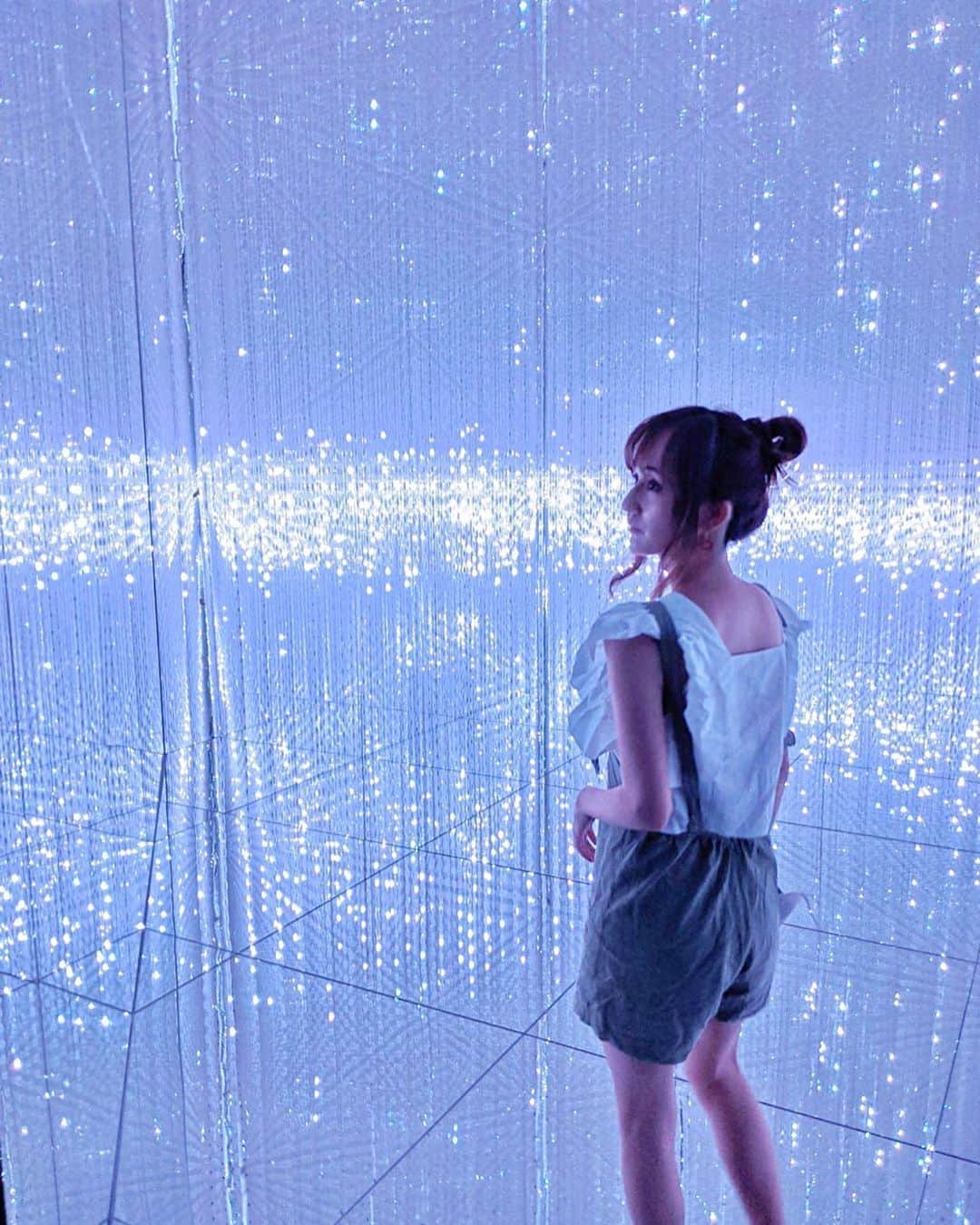 のインスタグラム：「念願の#チームラボプラネッツ @teamlab.planets の世界へ✨  #体験型デジタルアート として以前から凄く気になっていてやっと行けました♫  大人も勿論だけど体験型で水に入るミュージアムなので子供も楽しめるということで家族で楽しめる施設でばっちり👌  しょっぱな水の坂道のエントランスに圧倒！ドキドキが止まりません！  光の空間はその煌びやかな世界観にうっとり。 写真を撮るのに一生懸命笑  巨大な水中デジタルアートは 泳ぐ鯉が綺麗で、触ると消えたりして 見ても触っても楽しい！  水は温かくて気持ち良いい空間でした！  巨大バルーンゾーンもあり 子供はここで大はしゃぎ！ ずっとボールで遊んでなかなか帰れず😅  最後に巨大ドームの天井に映し出された花のアートを寝転がりながらゆっくり楽しんだりとゆったりできるゾーンも！  様々な仕掛けに終始大興奮でした！  大人は特に楽しめる施設かな。 暗い道を歩いていくスタイルもなかなかドキドキ。 デートに凄く良さそう。  お台場には 子供向けの#チームラボボーダレス　もあるので次はそちらも行きたい😌  今回のチームラボプラネッツは豊洲の方でした！  コロナ対策もきちんとされていましたよ😌  #チームラボプラネッツ #チームラボ豊洲 #pr #コラボベース#子連れスポット#夏休み旅行 #teamlab #チームラボ #デートスポット #デジタルアート #デジタルアートミュージアム #digitalartjapan #子供とお出かけ部 #水のアート」