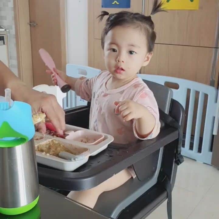 ミン・ヨンウォンのインスタグラム：「주말 점심은 아빠랑 ♡  #카레 . 민서 돌치레 돌발진 있었어요..ㅜㅜ 4-5일 갑자기  열나고 열꽃 4일 이상 .. ㅠㅠㅠㅠ . 많고많은날중에.. 설마설마했는데...  엄마집 이사와 인테리어 시작 바로전부터 아프더니 .. 인테리어 끝나고 재이사 하면서 나아졌네요... . 저는 한 일주일 민서 병간호 & 인테리어공사로 잠도 못자고 무한 노가다했어요......ㅡ.ㅡ . 아기 아프고났더니 아기도 저도  진짜 살이 쪽빠졌어요.,.... 😱😱😱 . 진짜 신기한건 아프고나서 옛말대로 진짜 쑤~~욱 컸어요ㅡ . 요즘 우리 대화가능합니다 ㅎㅎ . 밥, 아이스,차,눈코입,기차,멍멍, 뽀뽀,꽃,우유,물,딸기,빵빵 무릎,,닭,오리,아야아야,빠빠이,이모,새,노노노,시러 등등 별말을 다하고 물어보는거 손가락으로 가르치고 다따라하고 진짜 신기. #폭풍성장 #우리아기천재병 . 첫째라서 다 신기해요 이해해주세용ㅎㅎㅎㅎㅎ . . #15갤아기 #사랑해 #푸드파이터 #먹방요정 #육식주의자 #빵러버 #자동차러버 #돌아기  #아기모델 💌  #육아일기 #신혼일기 #육아맘 #육아소통 #일상 #소통 #맞팔 #데일리 #황금돼지띠아들 #오오티디  #베이비스타그램 #foodfighter #baby #babyboy #love #present」