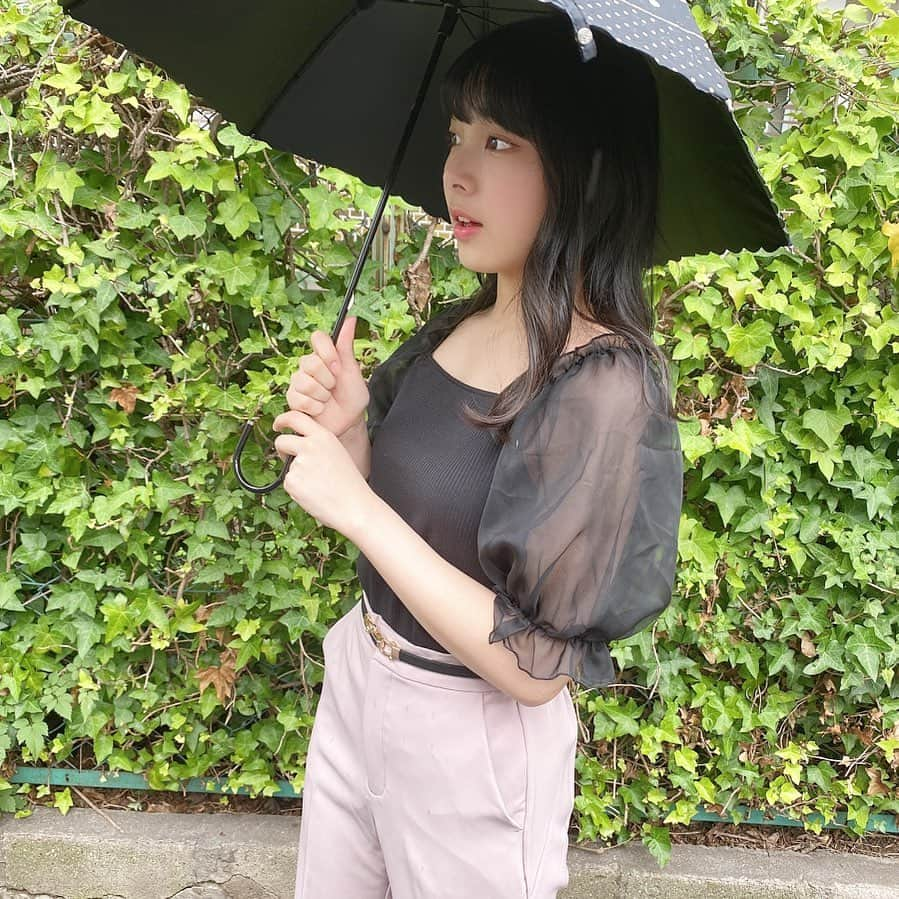 栗田桃花さんのインスタグラム写真 - (栗田桃花Instagram)「少し痩せたら、服選ぶのが楽しくなりました♪ ・ #どこ向いてるの #日傘 #ファッション #コーディネート #梅雨」7月5日 19時36分 - kurimomo330