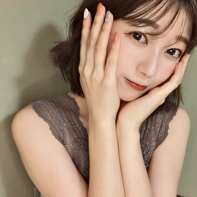 樋口花果さんのインスタグラム写真 - (樋口花果Instagram)「こんばんは🧸🌹🧡﻿ ﻿ 今日はおうちショットを﻿ 公開します...🏡！❣️﻿ ﻿ 実はネイルも夏っぽくしちゃったんです🏄‍♀️﻿ ﻿ どうかな？、、笑﻿ 似合ってますように、、！笑﻿ ﻿ ⭐️今日も投票お願いします！🌙﻿ してくださった方のご報告や コメント待ってます🥺🧡﻿  ﻿ #ミスコン　#ミスコン2020﻿ #立教ミスコン　#立教ミスコン2020﻿ #夏ネイル　#おうちじかん　#ネイルデザイン﻿ #おうちコーデ　#オレンジメイク﻿ #大学生　#ラメネイル　#summer﻿ #nail #follow #プチプラコーデ　#メイク﻿ ﻿ ﻿」7月5日 19時46分 - higuchi_hanaka