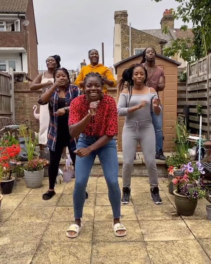 アシャ・フィリップのインスタグラム：「My family is 🔥😄💃🏿🕺🏾  #TikTok #DanceChallenge #Family #DanceBattle」