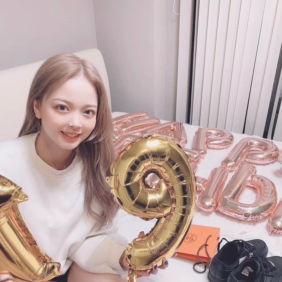 仲本莉絵瑠のインスタグラム：「19歳になりました❤︎❤︎10代らすと... こんなに時間が早いなんて思ってなかった🤦🏼‍♀️ あっという間なんだろうな、、 祝ってくれた沢山の方有難う御座います❤︎❤︎  #19歳の誕生日にシルバー貰うと幸せになれるんだって #しっかりちゃっかり幸せになります笑 #大人になりたくないって思ってた  #まあもう大人だねっ #誕生日の日に病院から診断書 #左目が見えない現実を突きつけられた #ぴえん #✔︎ #💇🏼‍♀️ #🍊」