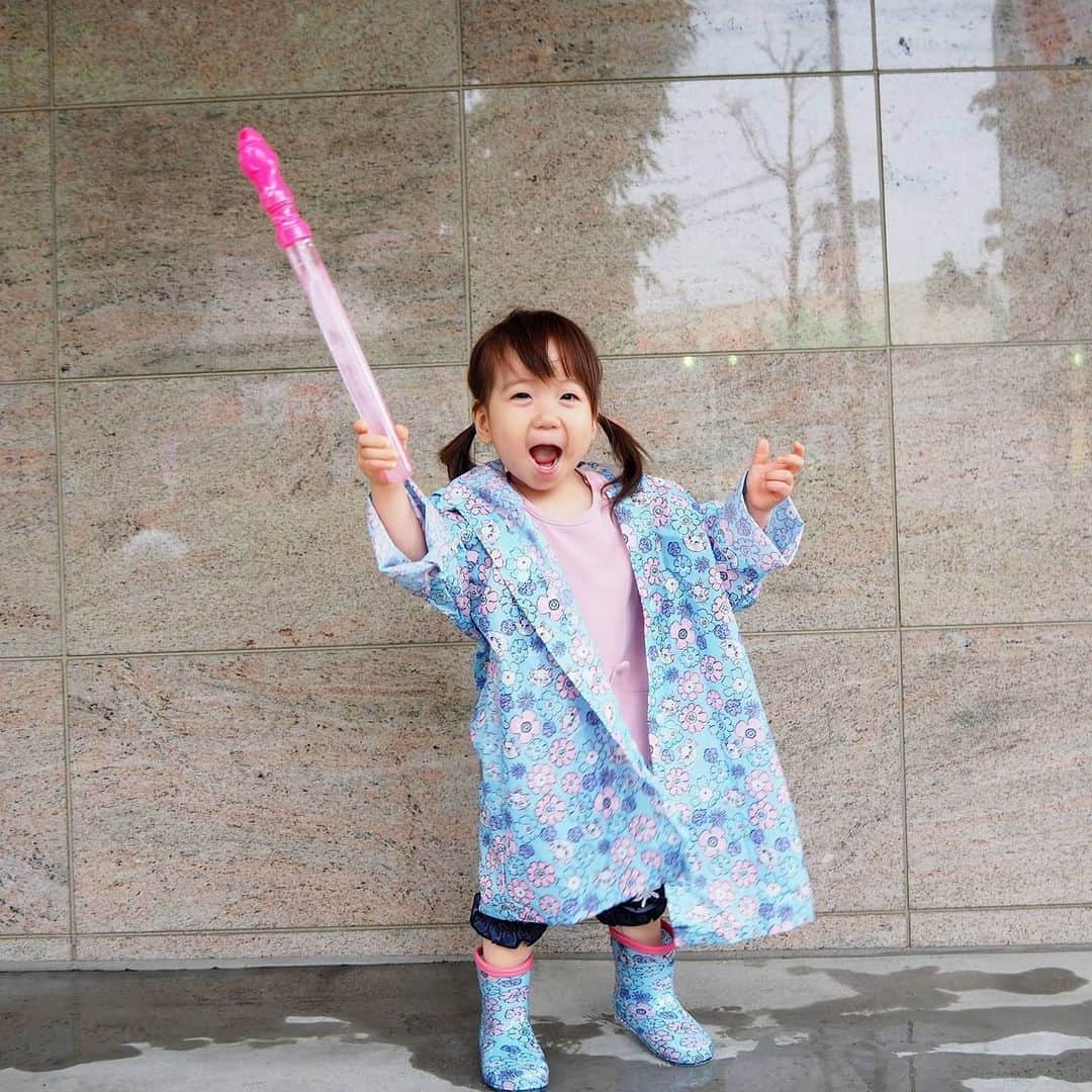 Kuboi Ayumiさんのインスタグラム写真 - (Kuboi AyumiInstagram)「雨でも元気いっぱいの娘ちゃん。﻿ しゃぼん玉を持って「ありの～！ままの～！！！」とアナ雪を歌ってごきげんです（笑）﻿ ﻿ 先日、パシオスに娘たちの服を買いに行ったらかわいいアイテムがいっぱいで、つい買いすぎちゃいました。﻿ ﻿ 特にミニーちゃんのドットのシューズとマリーちゃんの﻿ レインコートとレインブーツは一目ぼれですぐにかごに入れました。﻿ ﻿ @paseos_official﻿﻿ ﻿ ＊コーディネートの様子はスワイプして見てみてくださいね。﻿﻿﻿ ﻿ ﻿ ■コーデアイテム（品番）﻿﻿﻿﻿ ﻿ ・帽子　6362250621﻿ ・シューズ(ミニーちゃん）　6362250123﻿ ・ワンピース　6357261404﻿ ・レギンス　6360261025﻿ ・レインコート　6362240301﻿ ・レインシューズ　6362240322﻿ ・トップス（ピンクうさぎ）　6357261602﻿ ・パンツ　6360261422﻿ ・シャボン玉　2762110301﻿ ﻿ ﻿ #女の子ママ  #お洒落さんと繋がりたい #おしゃれさんと繋がりたい #プチプラコーデ #パシオス #pr #パシオスコーデ #パシオスコーデ部﻿﻿ #Disney #ディズニー #アナ雪 #アナと雪の女王2﻿ #マリーちゃん #ミニーちゃん ﻿」7月5日 19時42分 - himekagami