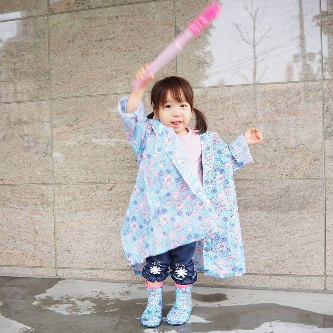 Kuboi Ayumiさんのインスタグラム写真 - (Kuboi AyumiInstagram)「雨でも元気いっぱいの娘ちゃん。﻿ しゃぼん玉を持って「ありの～！ままの～！！！」とアナ雪を歌ってごきげんです（笑）﻿ ﻿ 先日、パシオスに娘たちの服を買いに行ったらかわいいアイテムがいっぱいで、つい買いすぎちゃいました。﻿ ﻿ 特にミニーちゃんのドットのシューズとマリーちゃんの﻿ レインコートとレインブーツは一目ぼれですぐにかごに入れました。﻿ ﻿ @paseos_official﻿﻿ ﻿ ＊コーディネートの様子はスワイプして見てみてくださいね。﻿﻿﻿ ﻿ ﻿ ■コーデアイテム（品番）﻿﻿﻿﻿ ﻿ ・帽子　6362250621﻿ ・シューズ(ミニーちゃん）　6362250123﻿ ・ワンピース　6357261404﻿ ・レギンス　6360261025﻿ ・レインコート　6362240301﻿ ・レインシューズ　6362240322﻿ ・トップス（ピンクうさぎ）　6357261602﻿ ・パンツ　6360261422﻿ ・シャボン玉　2762110301﻿ ﻿ ﻿ #女の子ママ  #お洒落さんと繋がりたい #おしゃれさんと繋がりたい #プチプラコーデ #パシオス #pr #パシオスコーデ #パシオスコーデ部﻿﻿ #Disney #ディズニー #アナ雪 #アナと雪の女王2﻿ #マリーちゃん #ミニーちゃん ﻿」7月5日 19時42分 - himekagami