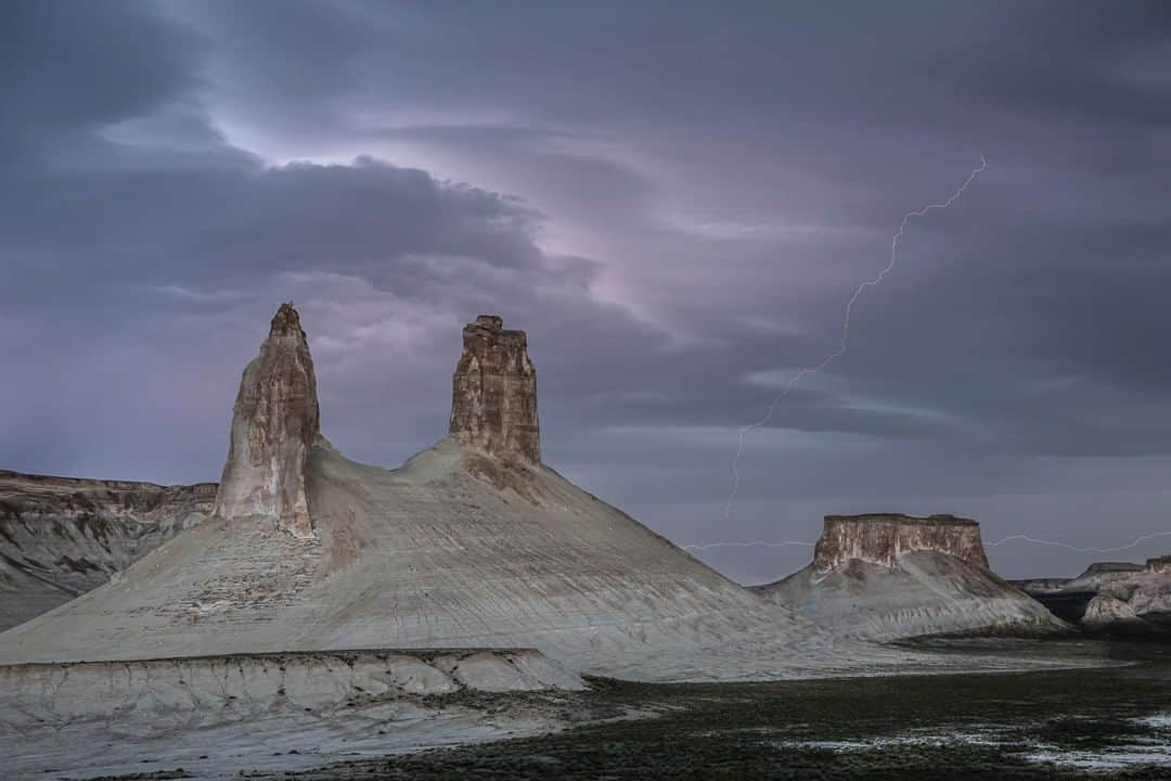 ナショナルジオグラフィックさんのインスタグラム写真 - (ナショナルジオグラフィックInstagram)「Photo by @johnstanmeyer  A morning thunderstorm and lightning pass over the limestone mountains that make up the Ustyurt Plateau and Bozjira Scarp (Bozzhira), located in the remote Mangystau region of Kazakhstan. #kazakhstan #mangystau #ustyurtplateau #ustyurt #plateau」7月5日 19時43分 - natgeo