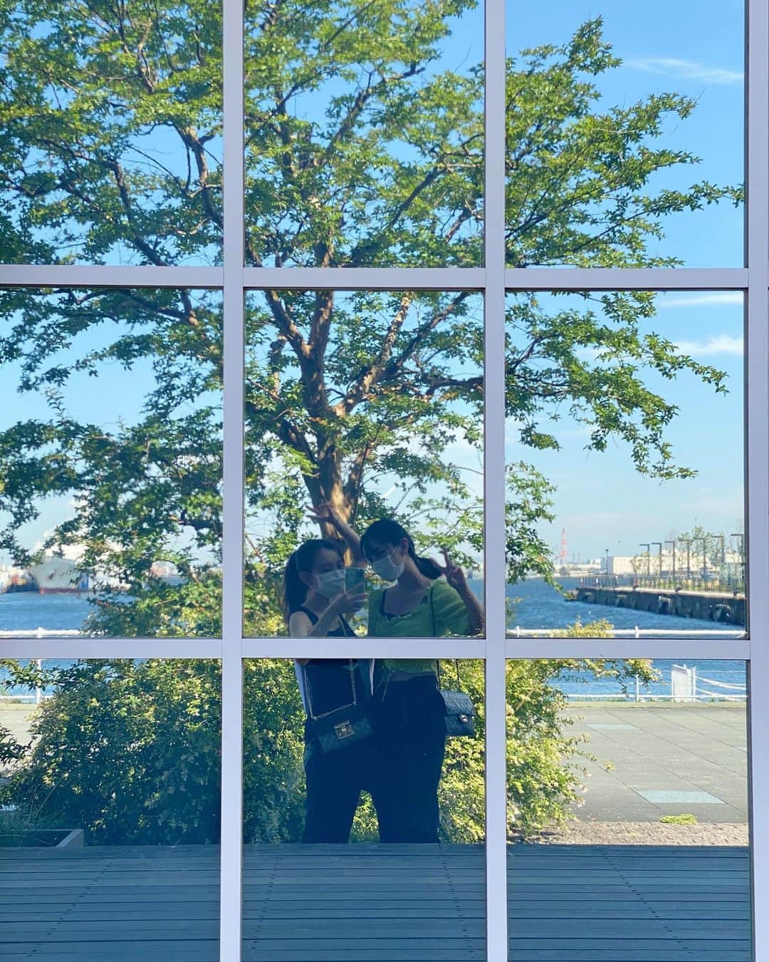青山舞莉のインスタグラム：「𝐬𝐮𝐫𝐫𝐨𝐮𝐧𝐝𝐢𝐧𝐠 𝐦𝐲𝐬𝐞𝐥𝐟 𝐰𝐢𝐭𝐡 𝐠𝐨𝐨𝐝 𝐩𝐞𝐨𝐩𝐥𝐞  𝐬𝐩𝐞𝐧𝐝𝐢𝐧𝐠 𝐭𝐢𝐦𝐞 𝐰𝐢𝐭𝐡 𝐩𝐞𝐨𝐩𝐥𝐞 𝐰𝐢𝐭𝐡 𝐛𝐞𝐚𝐮𝐭𝐢𝐟𝐮𝐥 𝐭𝐡𝐨𝐮𝐠𝐡𝐭𝐬 𝐚𝐧𝐝 𝐠𝐨𝐚𝐥𝐬 𝐡𝐚𝐬 𝐫𝐞𝐚𝐥𝐥𝐲 𝐢𝐧𝐬𝐩𝐢𝐫𝐞𝐝 𝐦𝐞 𝐭𝐨 𝐛𝐞𝐜𝐨𝐦𝐞 𝐚 𝐛𝐞𝐭𝐭𝐞𝐫 𝐩𝐞𝐫𝐬𝐨𝐧 𝐚𝐧𝐝 𝐛𝐫𝐢𝐧𝐠 𝐬𝐨𝐦𝐞 𝐩𝐨𝐬𝐢𝐭𝐢𝐯𝐢𝐭𝐲 𝐢𝐧 𝐦𝐲 𝐥𝐢𝐟𝐞.  素敵な人や尊敬する人、そんな人たちと最近はいることが多いいです。すごく良い刺激にもなるし自分のモチベーションにも繋がっています。ポジティブに生きていくことをとても大切にしています。 🤍🤍🤍 #ミーの毎日」