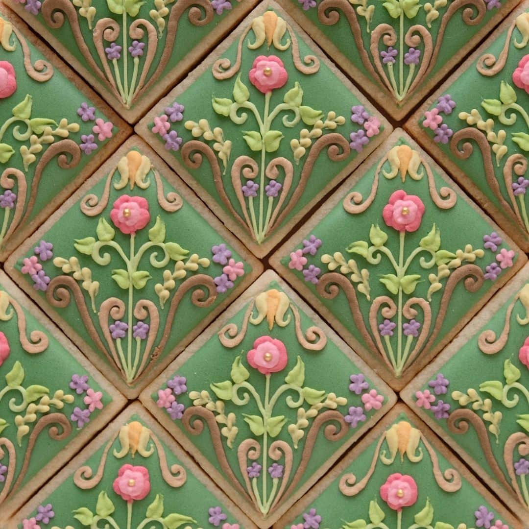 KUNIKAのインスタグラム：「Mini tile cookies 🌷﻿ Seems like a @libertylondon pattern!﻿ ﻿ ストーリーズでお知らせさせていただきましたが、毎週日曜日に行っていたインスタライブは今後不定期でやらせていただこうと思います🎨﻿ 長い文章はストーリーズを見ていただけたら幸いです。﻿ ﻿ メッセージをくださった皆さま、ありがとうございました😢🤍﻿ ひとつひとつ読んでいて、4月の自粛期間のなんとも言えない気持ちが思い起こされました...﻿ 少しでも同じ時間を共有できて、忘れられない経験と期間になりました。﻿ また気まぐれにやると思うので、見に来ていただけたら嬉しいです🥰﻿ ﻿ これが最後のインスタライブでやったクッキーかな、直径5cmほどのミニサイズクッキー🌷﻿ リバティ柄にありそうな感じ🌿﻿ ﻿ #artofkunika」