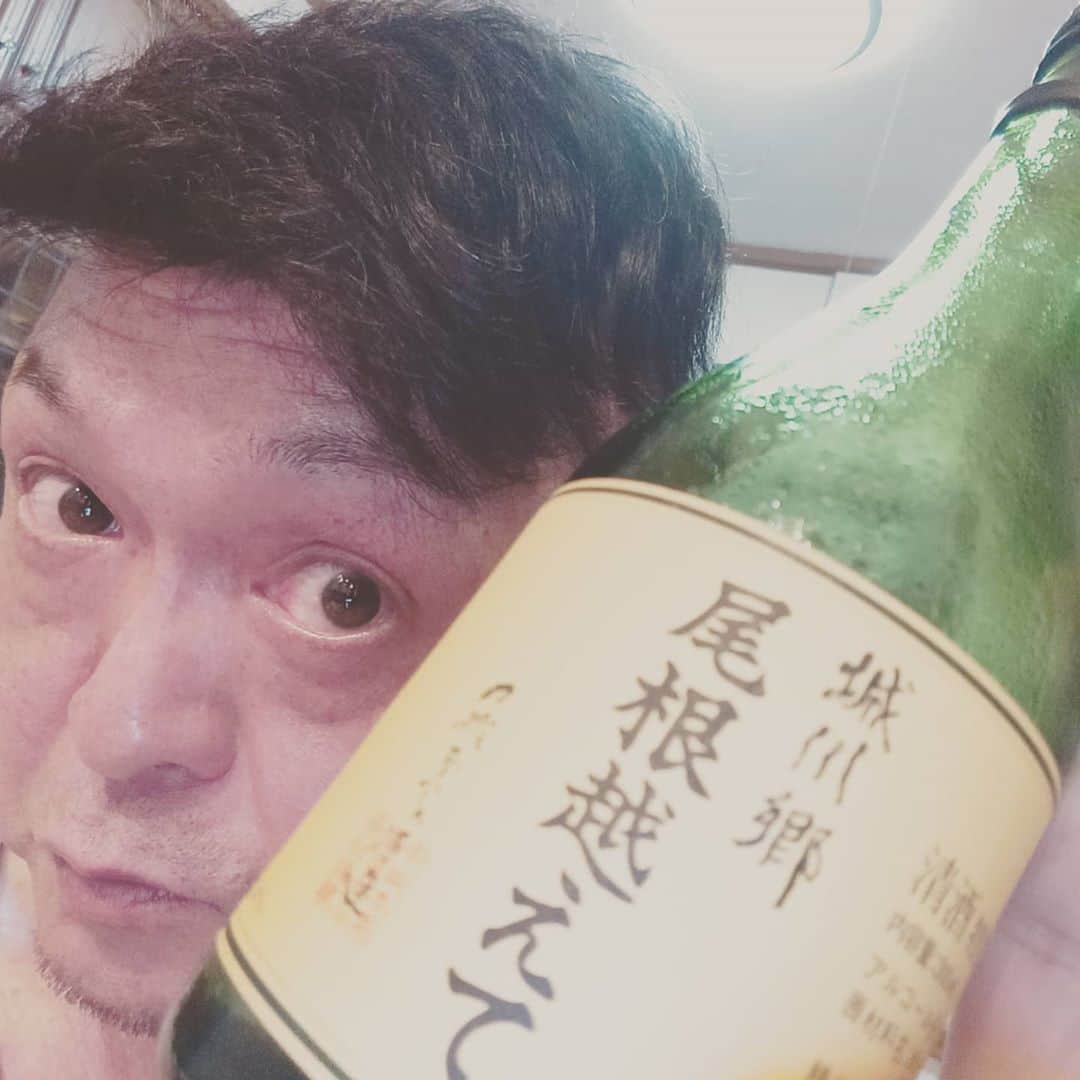 松本隆博のインスタグラム：「。 愛媛の清酒、 城川郷 尾根越えて  呑みながらネットの 都知事選速報みる、、 どうせ情弱都民と自民公明の アホらのせいで小池さん磐石 だろう、、先駆けてやけ酒なう (~_~)(^-^)。都民の備蓄の マスクや防護服30万着を中国 に勝手に送り二階と早々と密約、 公認バーターもらってるんだぞ。 ほんとこんな人都知事にする 東京都民のアホさ加減に呆れる。 さ、呑も。」
