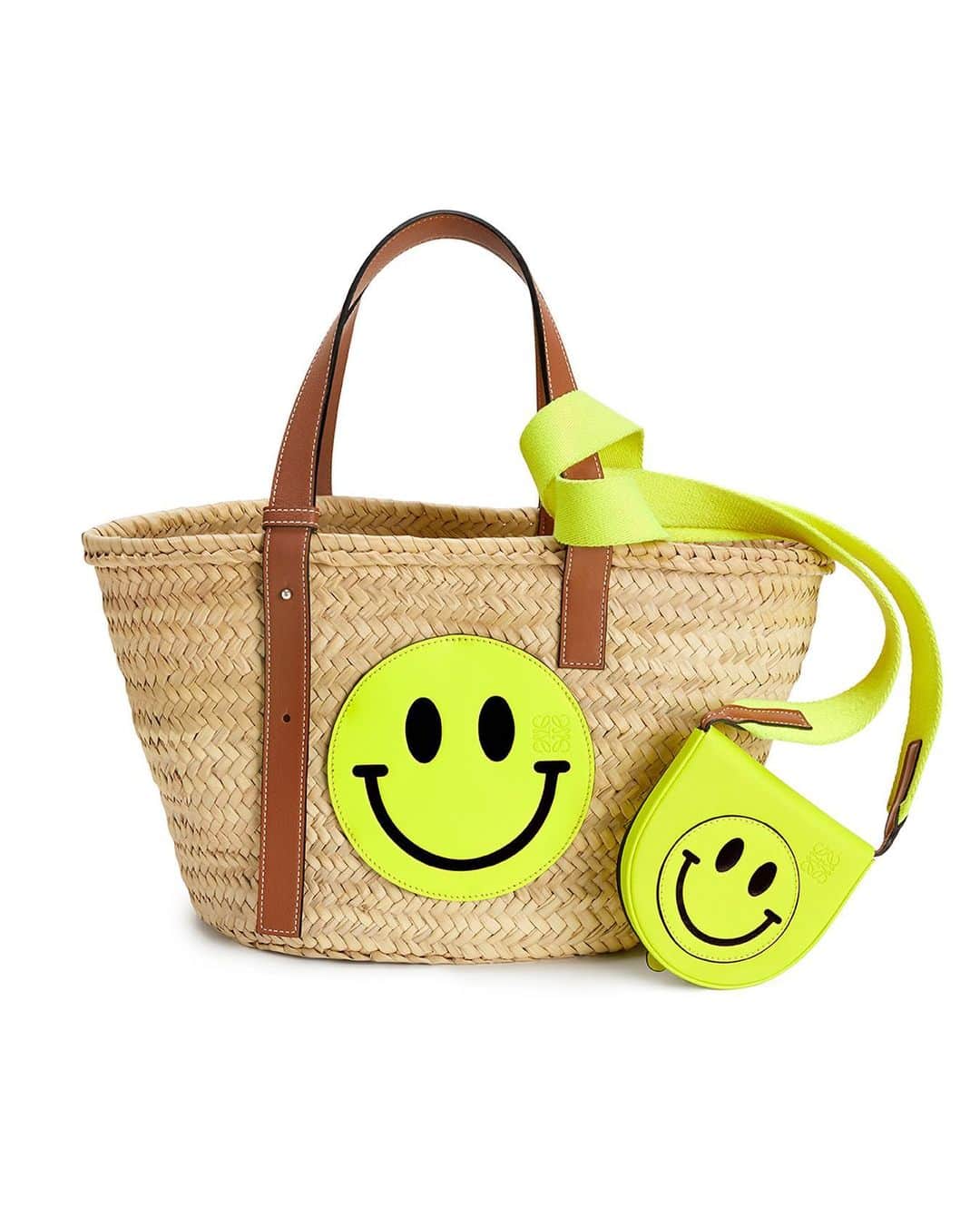 のインスタグラム：「A classic Basket bag handwoven in palm leaf arrives with a neon leather Smiley® patch as part of the LOEWE Paula's Ibiza 2020 collection.  Available exclusively on loewe.com  #LOEWE #LOEWEpaulas  LOEWE will be donating 40 euros for every product sold in the Paula’s Ibiza fashion collection to educational projects for children affected by COVID-19 between April and August 2020 in LOEWE stores and on loewe.com.」
