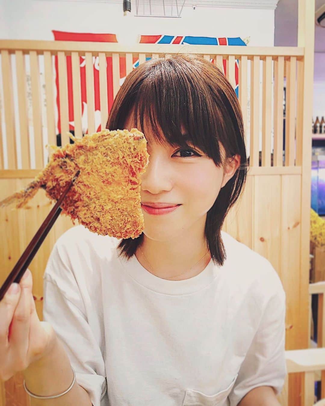 のインスタグラム：「本日の撮影が終わりました⛱ 梅雨真っ只中なのでこの時期の撮影は いつもお天気が心配なのですが、無事に。 今週も一週間、お疲れ様でした。  #アジフライ  #と嬉しそうなひと  #松宮なつ #ドラマ #ロケ #撮影」