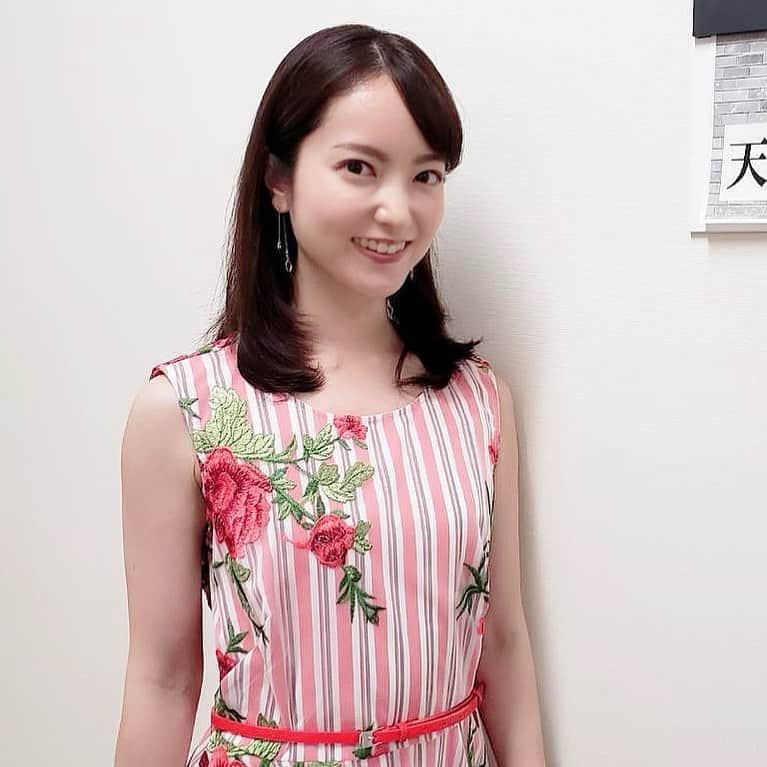 天明麻衣子のインスタグラム：「やっぱりスタジオでの収録は楽しいな💕よりコミットしてる感が高まるというか… 笑  梅雨のジメジメよ早く吹き飛べー！ #スタジオ収録 #一目で気に入った衣装#梅雨だけど #気持ちは明るく#湿気でカールがとれないように#髪をいつもより強めに巻いてもらったよ」