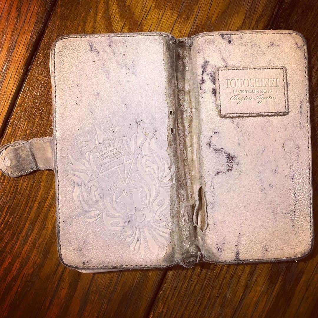 のインスタグラム：「お気に入りの携帯ケース✨ しかもこれは同じやつの2代目✌️ 東方神起の携帯ケースに気づかれる前に携帯ケースのボロさをイジられ出してきたw もうそろそろ限界かも😭 #東方神起 #tohoshinkilivetour2017  #東方神起ライブツアー2017  #東方神起2017」
