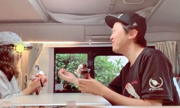 金子貴俊のインスタグラム：「娘と原宿でパフェをテイクアウトして、キャンピングカーでおやつタイム！ 嬉しそうな娘の笑顔に癒される〜。 #パフェ#スイーツ#バンコン#キャンピングカー」