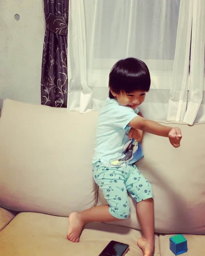 松田力のインスタグラム：「香水歌ってみたよー！😂 なりきってます笑  #瑛人  #香水」