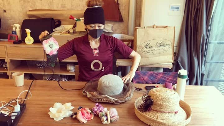 広崎うらんのインスタグラム：「誰かとお食事する時の為のフェイスシールド考えました😆帽子で華やかにパリっぽく💖 まだ誰とも会食してませんが、これがあればお互い気持ち良くお食事出来るかも😚👍まだまだ油断出来ないですからね❣️  @paille.dor @baraironoboushi_official  #薔薇色の帽子 #帽子好き #オリジナル #baraironoboushi #うらん流 #フェイスシールド #フェイスシールド手作り」