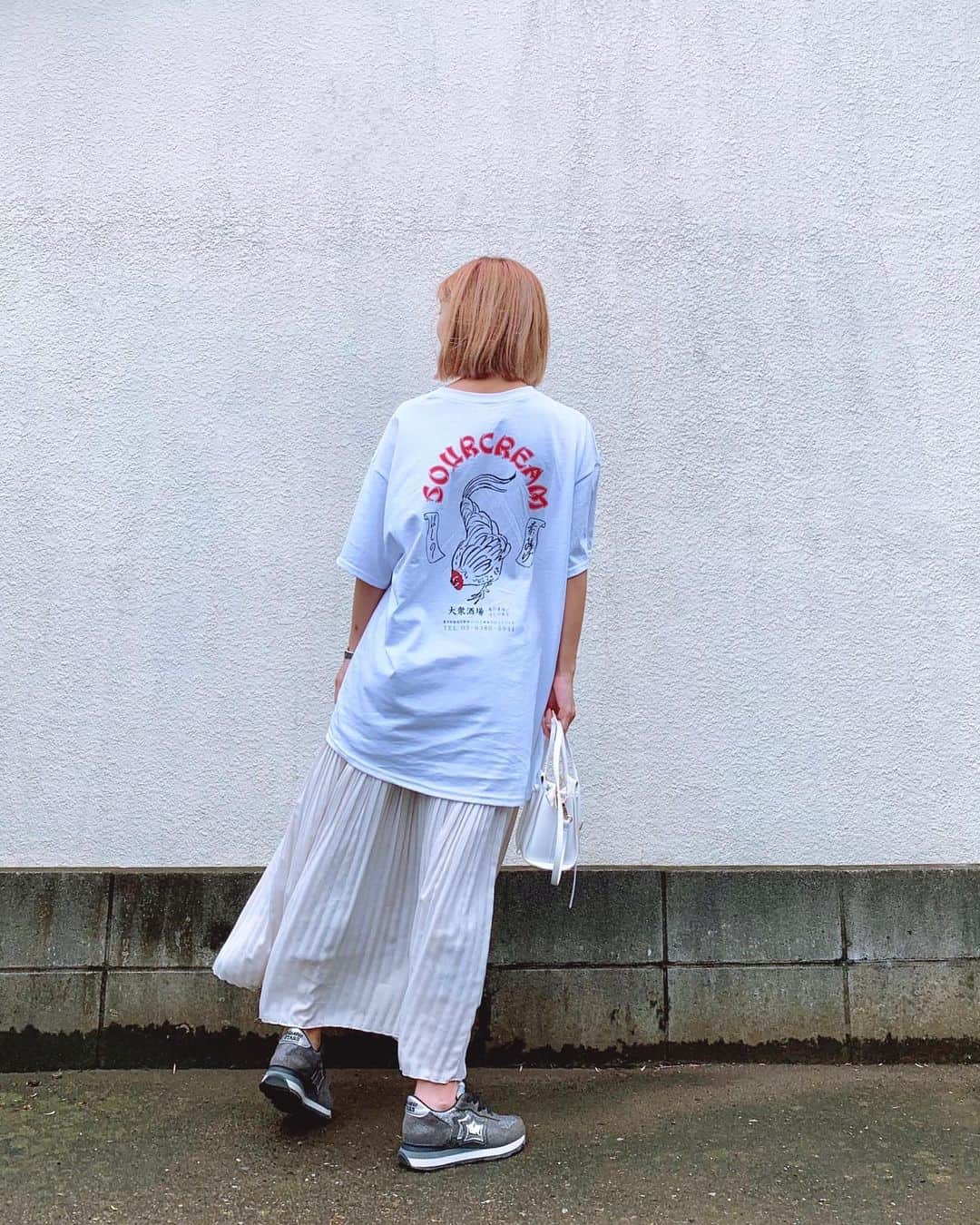 本橋優華のインスタグラム：「雨上がり風強い！ あぁ可愛いほしのさんTEE。  #ootd#tshirt#sneaker#longskirt#bobhair#goodtime#tokyo」