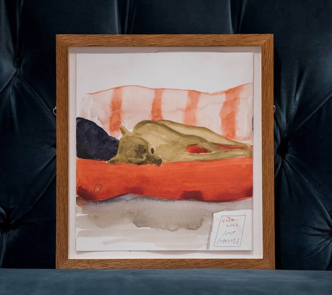 サザビーズさんのインスタグラム写真 - (サザビーズInstagram)「Lazy Sundays on the sofa with this David Hockney watercolour of Audrey, a dog belonging to the artist's lifelong friends David and Ann Graves, from 2002.   On view in our London galleries*, the work is set to be offered in our online auction of Modern British & Post-War British art - open for bidding from 20 July - as part of a group of Hockney works on paper from their personal collection.  #SothebysModBrit #DavidHockney #DogsofInstagram #RembrandtToRichter  *to ensure that our galleries are safely open for all to view, we ask that all visitors adhere to the guidelines clearly signposted throughout the building. Masks and sanitiser are available as needed.」7月5日 20時15分 - sothebys