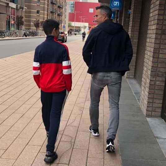 ロビン・ファン・ペルシのインスタグラム：「Strolling down the streets of Rotterdam🚶🏻‍♂️🚶🏻‍♂️」