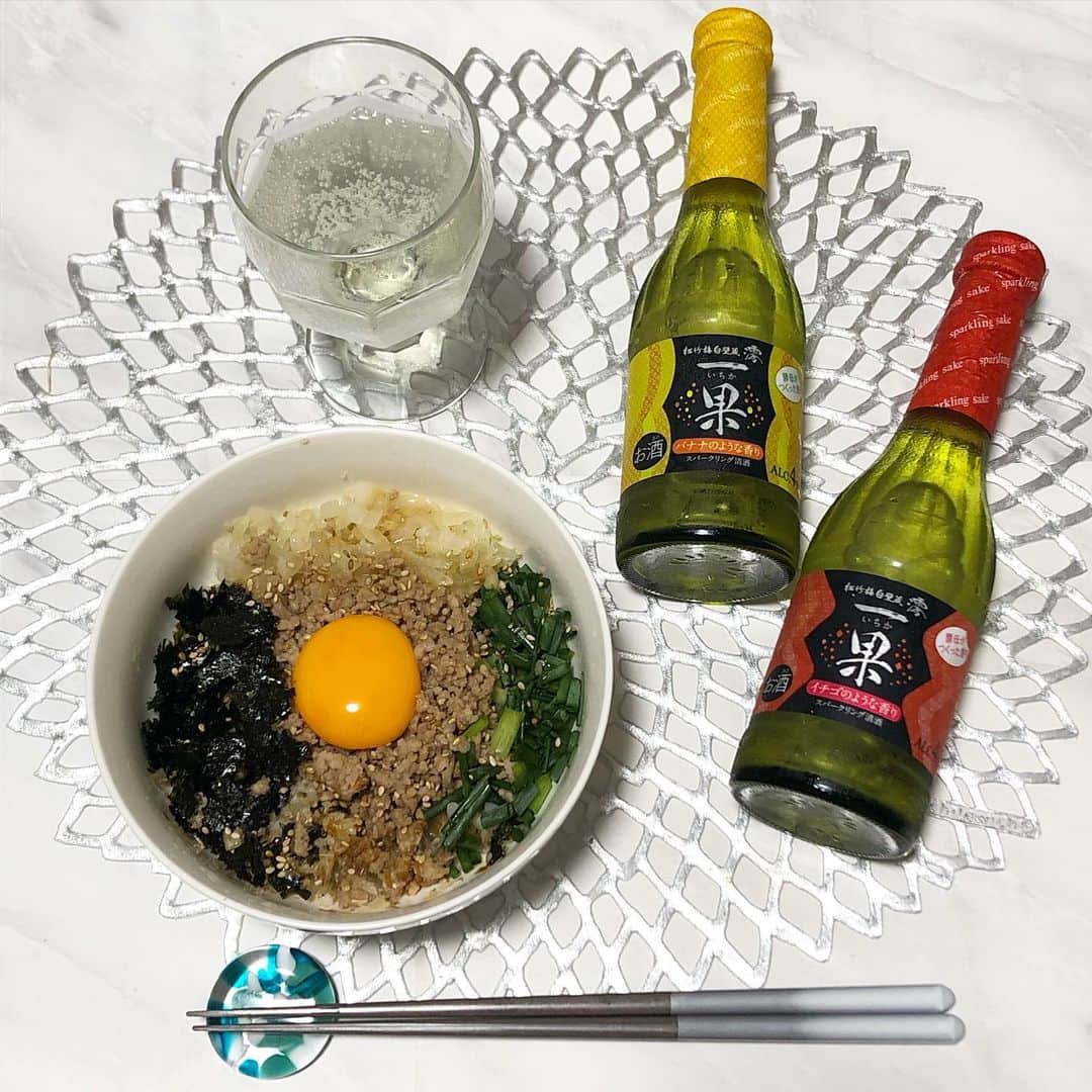 片桐優妃のインスタグラム：「人気の#スパークリング日本酒 #澪 の新シリーズ#一果 を#宝酒造 さんからいただきました🥂 . 今回新しく発売したのは#イチゴのような香り と#バナナのような香り の2種類🍓🍌 . 澪と同じく飲みやすくてごはんに合ってそして小さめだから普段の食事シーンで気軽に楽しみやすい🐣 . 私は#台湾まぜめし と一緒にいただきました🙆‍♀️皆さんもぜひ試してみてくださいね🙌 . @mio_sparkling #一果 #スパークリング清酒 #PR #おうちごはん #ごはん123 . . . . お酒は20歳を過ぎてから。飲酒運転は法律で禁じられています。 妊娠中や授乳期の飲酒は、胎児・乳児の発育に悪影響を与えるおそれがあります。 飲酒は適量を。」