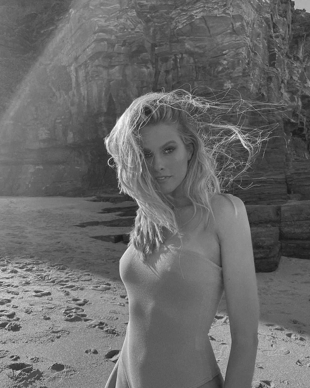 ナタリー・ジェーン・ローザーのインスタグラム：「Back at it 📷 @milosmlynarik」