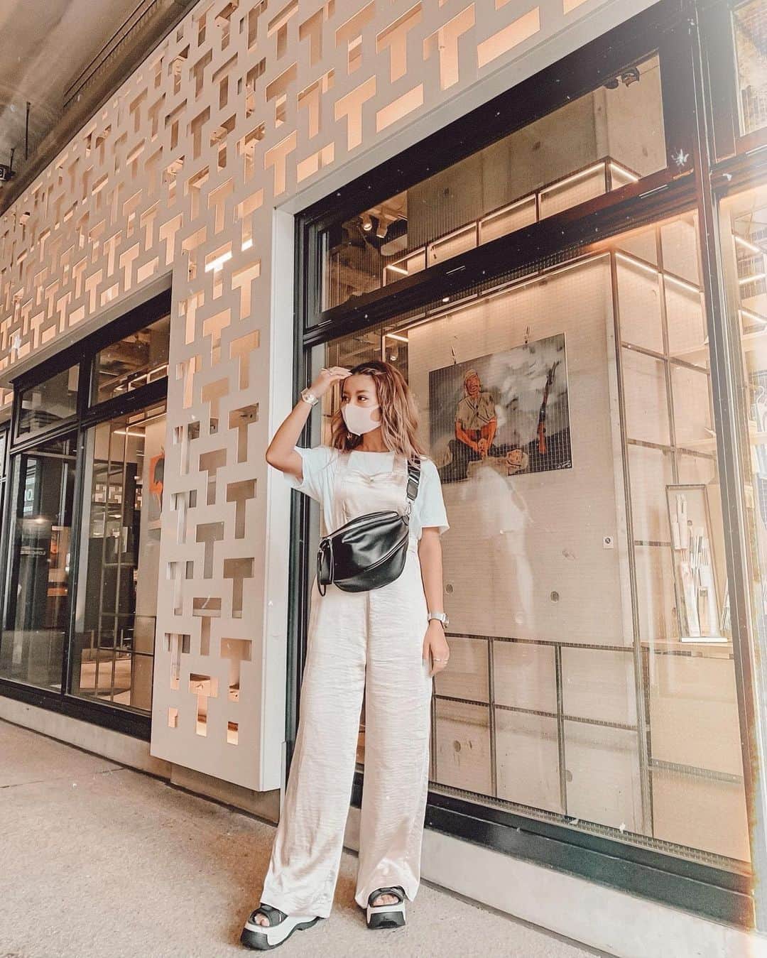 ✷kana✷のインスタグラム：「🌼 . . #ママコーデ　も✌🏽 てろてろサロペ♡♡♡ @seiko.nm のとこのBODY BAGは ほんとに使い心地良すぎて1週間ヘビロテ😊✨ . ただいま夏の楽しみを考え中、、 今年はプチ旅行程度かな！ 近場でご飯美味しくてプールで遊べて 景色の良いところないかなー🙄 みんなの夏の予定は、？🥺🙏」