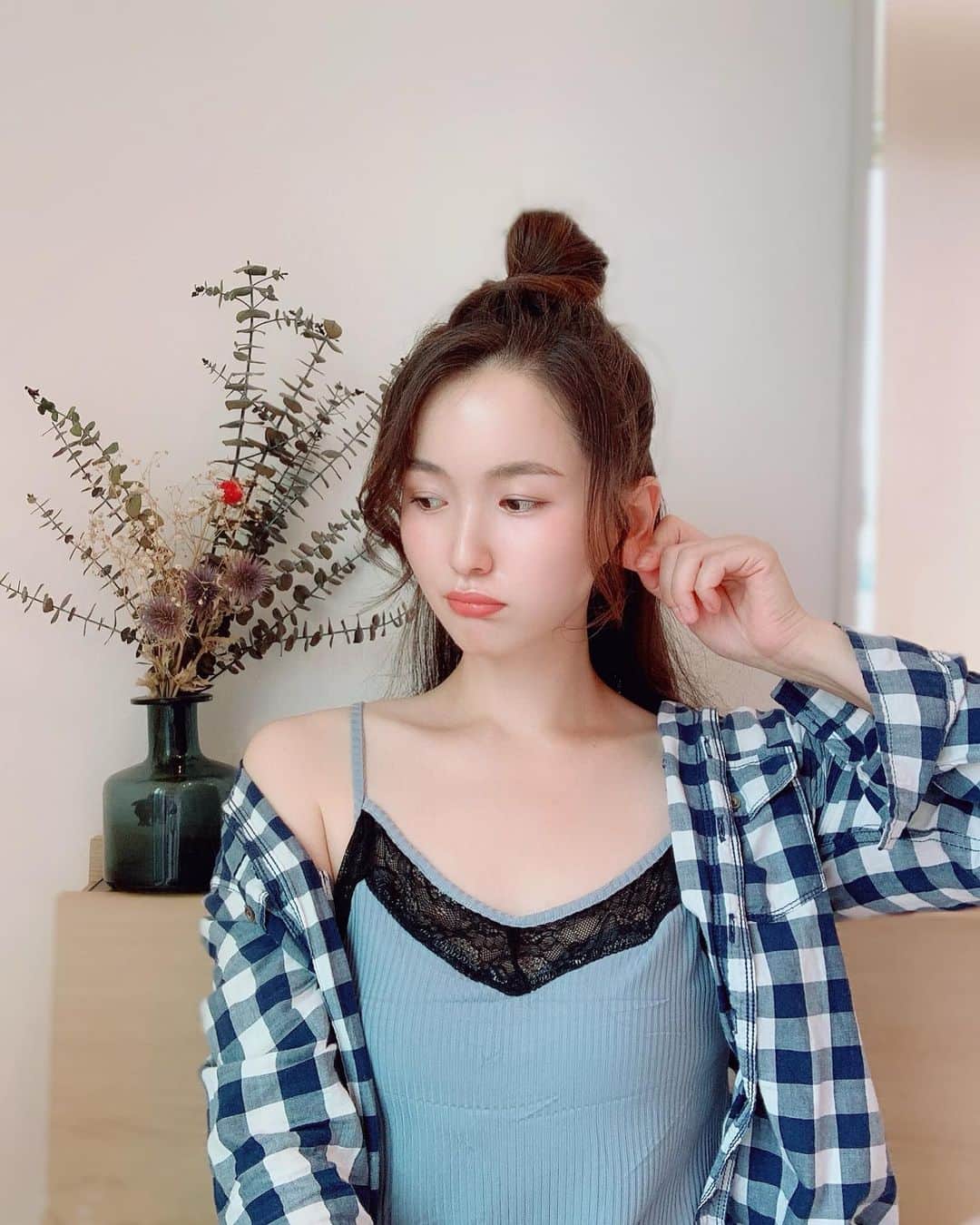 リナのインスタグラム：「お気に入りのRoom wear が 着々と増えてきた💋 . てろんとした生地とレース使いが好みなキャミとショートパンツのセット⭐︎ カップ付きキャミだから、本当楽ちん♪ . ショートパンツは、 サイドがレースになっているから ちょいsexy💋 . 今なら楽天SALEで お得になっているみたいだよ✌️ .................................................... @mudewear mude ルームウェアで 検索してね★   #mude #nightwear #roomwear #mudewear #camisole #racecamisole #racewear #美盛り #カップ付き #美盛りキャミソール #キャミソール #ルームウェア  #ナイトウェア #部屋着 #ランジェリーから始めるオシャレ #バストメイク #ムードウェア」