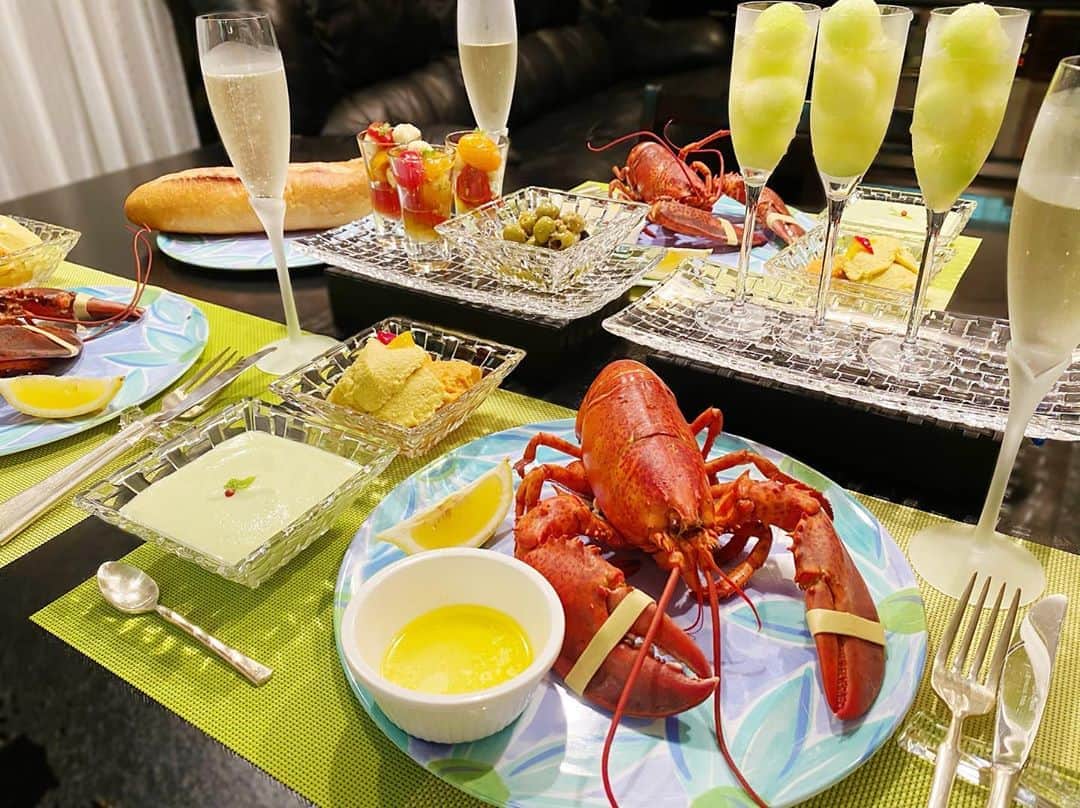 のインスタグラム：「Lobster 😍 . アメリカ時代、大好きだったロブスター🦞 お家時間を活かしてお取り寄せしてみました💕 . 手前味噌ですがロブスタービスクが美味しくできすぎて4日連続で朝ごはんに食べちゃった😋 私はタッパーからでしたが笑 遅く起きてきた家族のために可愛くしてみました🌸 保温力抜群なお鍋でおかわりもアツアツ🔥 . #ロブスター#ロブスタービスク#ナハトマン#ボサノバ#ベストポット#ベストポットミニ#麻里衣ごはん#lobster#lobsterbisque#nachtmann#bestpot」