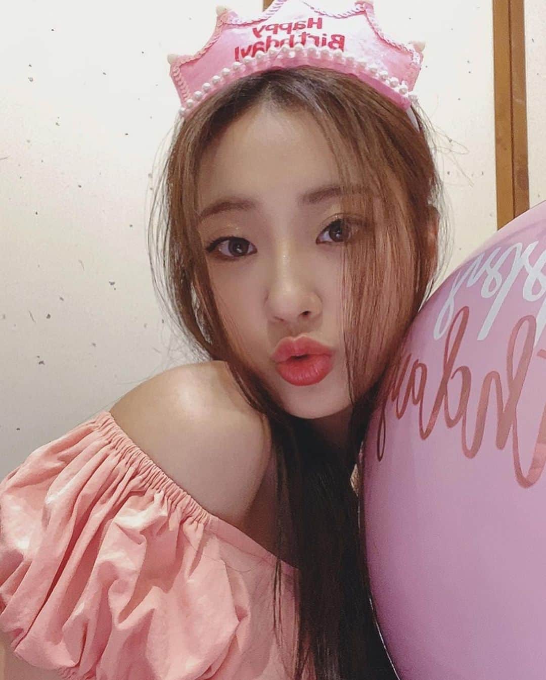 ギョンリ のインスタグラム：「행복한 생일을 보냈다..🎂 고마워요 다들! 오늘 경리공주컨세뿌 너무 좋아서 사진100장은 찍은거 가태.. 사진 많이 올려도 이해해주세여😘」