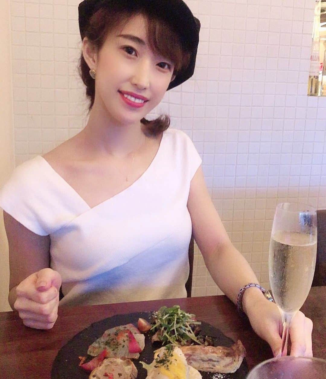 近藤夏奈のインスタグラム：「久しぶりの外食🥂﻿ ﻿ ﻿ ﻿ お料理も内装も全部◎﻿ 私の大すきな感じでした✌︎ ﻿ ﻿ ﻿ ﻿ ﻿ 夏がはじまるとワクワクする🌻  #北浜oui」