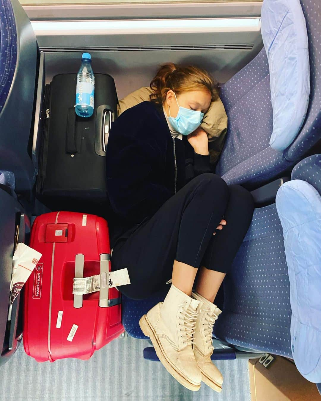 ユミ・ランバートさんのインスタグラム写真 - (ユミ・ランバートInstagram)「Home is everywhere .... my luggages are. 🧳💺#thetripneverends #mysleepneverends」7月5日 20時47分 - yumilambert