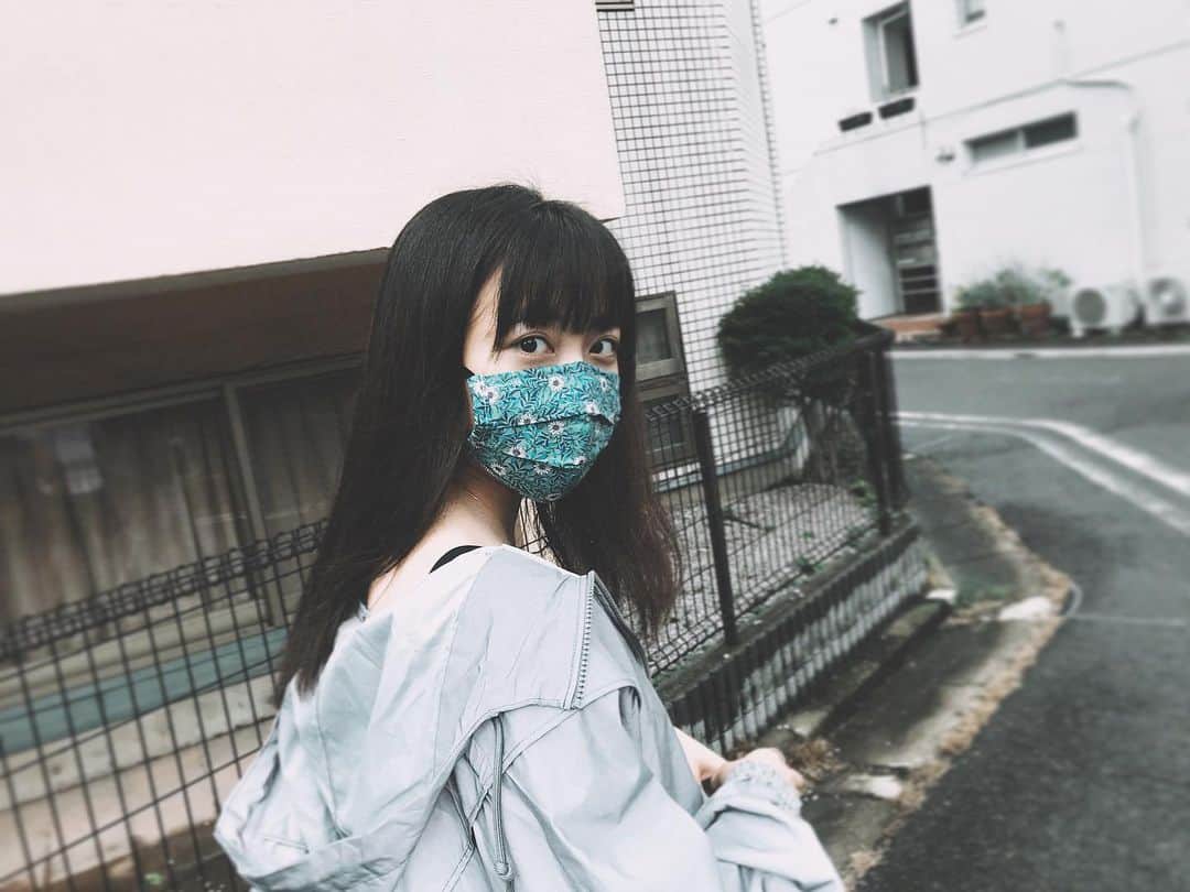 斉藤瑞季のインスタグラム：「自分で好きな生地を選んで、 マスクを手作り。 服に合わせたり、その日の気分で変えたりできるから手作りマスクの可能性は無限大。こんな時期だから少しでも楽しもっ！ #手作りマスク #マスク #マスク手作り」