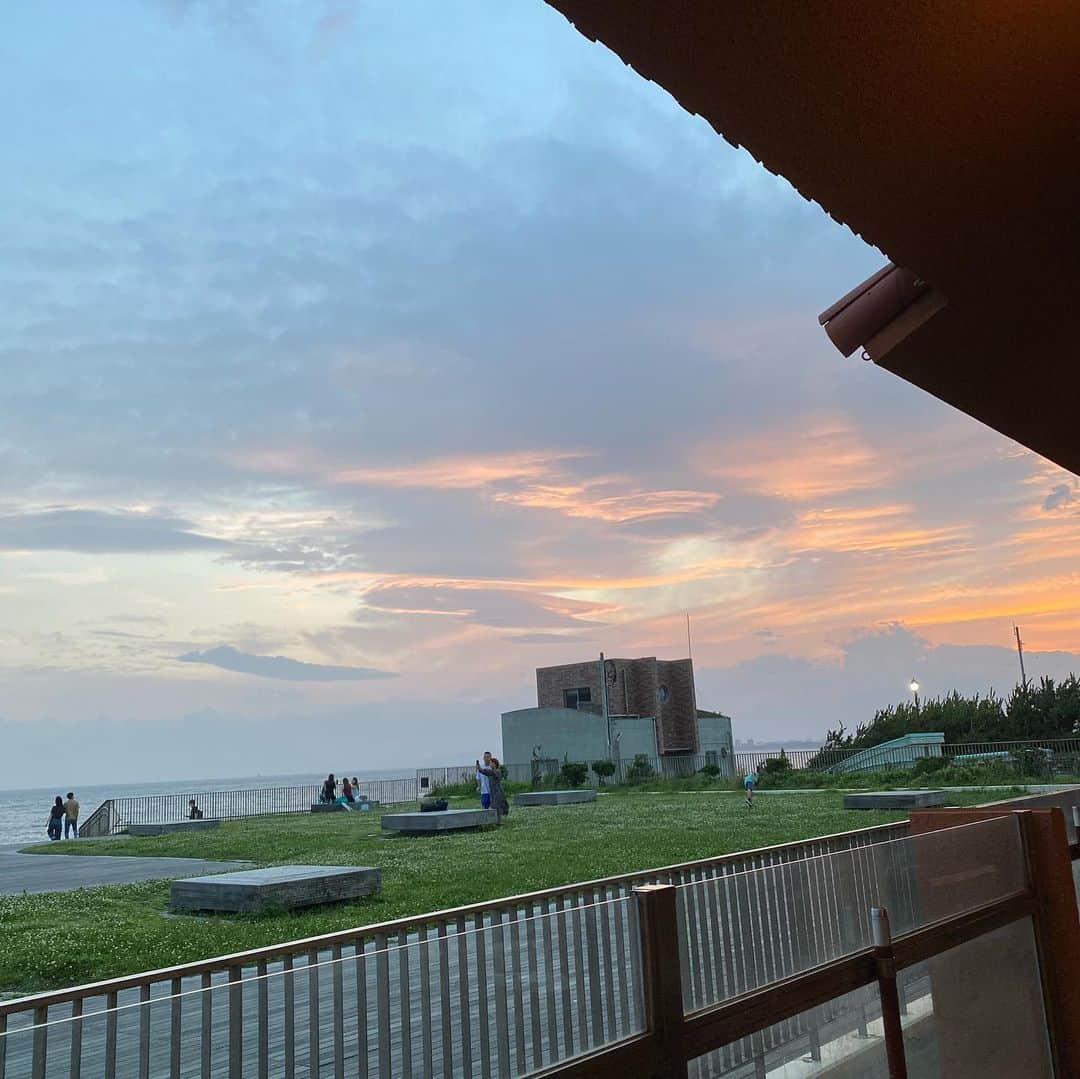 こまけいこのインスタグラム：「帰りは湘南の友達と合流してご飯食べてきました。  雨もすっかり上がって、テラス席は気持ちいい。  今日は満月ですね🌕  さて、明日からまた気持ちを入れ替えて。」