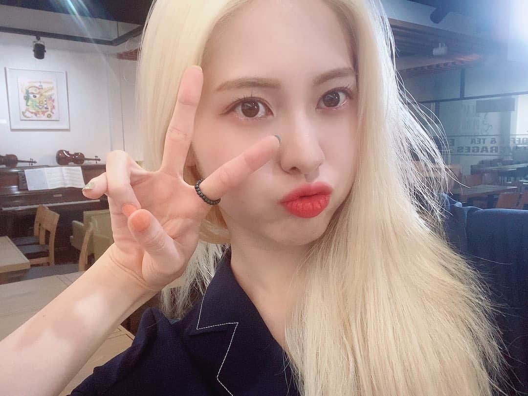 DIAのインスタグラム：「⠀ [ #예빈 ] ⠀ 에이드~ 오늘 영상 팬싸도 재밌었낭용? ㅎㅎ 전 오늘도 울 에이드랑 함께해서 넘 좋았어요💜 얼마 남지 않은 주말이지만 잘 마무리하고 내일부터 또 힘내서 으쌰으쌰 해봅시다!👍🏻💜 ⠀ #다이아 #DIA #YEBIN #Flower_4_Seasons #감싸줄게요 #Hug_U」