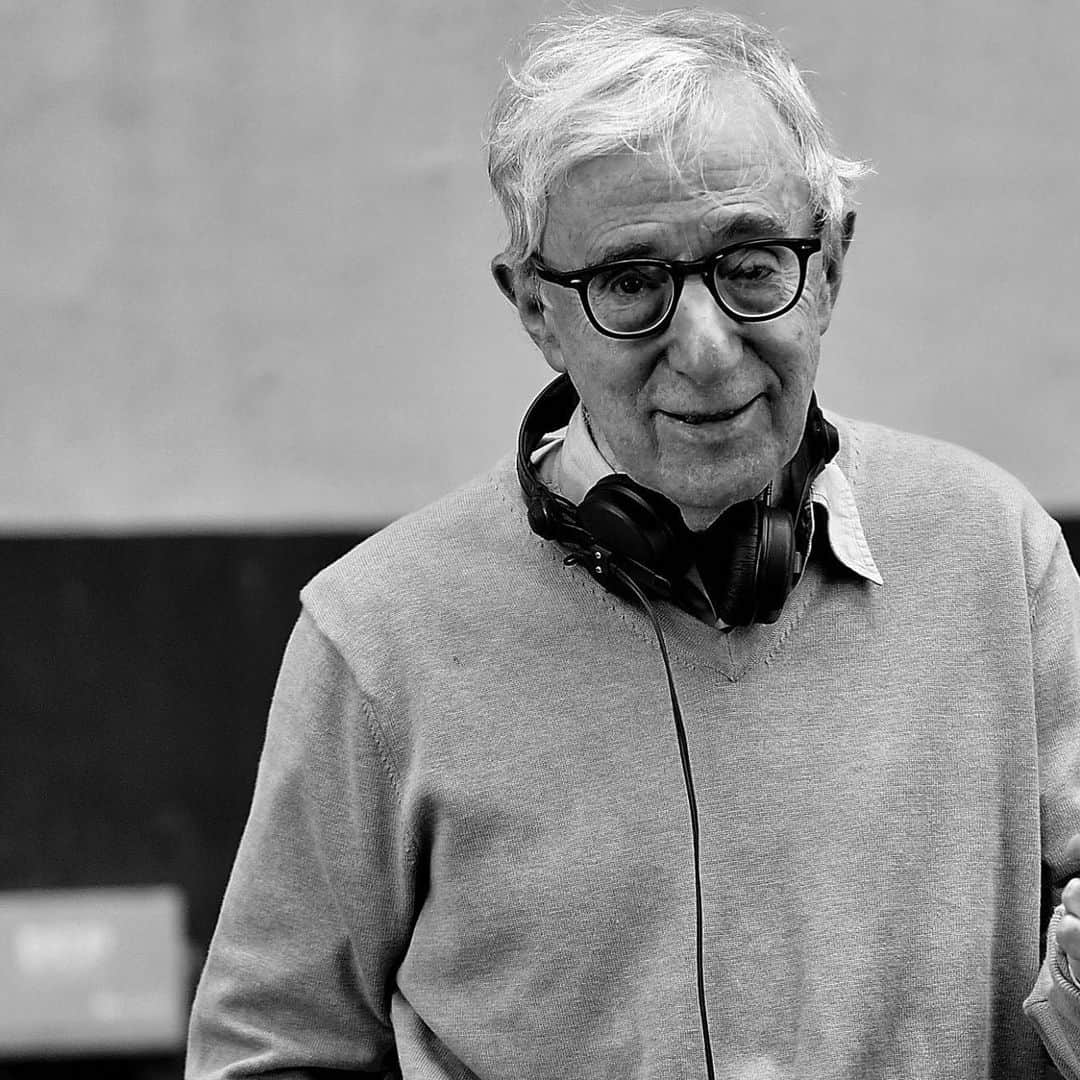 The Fashion Postさんのインスタグラム写真 - (The Fashion PostInstagram)「#portraits woody allen﻿ ﻿ 『「ニューヨークが魅力を失うことは絶対にない」ウディ・アレンが捉え続ける永遠のミューズ』﻿ ﻿ 『マンハッタン』(1979)『ブルージャスミン』(2013) など数々の名作を世に送り出してきた名匠 Woody Allen (ウディ・アレン) 監督の通算50作目となる最新作『レイニーデイ・イン・ニューヨーク』が公開中。﻿ ﻿ ニューヨークのマンハッタンを舞台とした『レイニーデイ・イン・ニューヨーク』は、Diane Keaton (ダイアン・キートン) とのタッグでセンセーションを巻き起こした『アニー・ホール』(1977) や『マンハッタン』といった1970年代の Woody Allen 作品を彷彿とさせるクラシックなラブストーリー。メインキャストには、Timothée Chalamet (ティモシー・シャラメ)、Elle Fanning (エル・ファニング)、Selena Gomez (セレーナ・ゴメス) を起用し、公開前から注目を集めていた本作。新世代のアメリカ映画の顔として今をときめく３名の競演というだけでも話題性は十分なわけだが、実際に観てみると真の主役はロケーションとなったニューヨークそのものなのではないかという思いがよぎる。﻿ ﻿ 劇中では、メトロポリタン美術館やセントラル・パーク、カーライルホテルなどニューヨークの数々の名所が美しく切り取られ、重要なシーンではニューヨークを代表するアーティスト Frank Sinatra (フランク・シナトラ) が生んだ名曲「Everything Happens To Me」が主人公たちの想いを代弁する。近年は多彩なジャンルに挑んできた Woody Allen が、映画人生の終盤で描いたのは、男女の恋模様や運命のいたずら、切なくも過ぎていく人生など古き良きニューヨークで起こる “あの頃” の物語だったのだ。そんな往年の名作へのノスタルジーを刺激する本作について、 Woody Allen 自身はどのような感情を抱いているのか。また、これまでにも幾度となく彼の作品の舞台として描かれてきたニューヨークという街の魅力について監督自身に語ってもらった。﻿ ﻿ interview & text: mikiko ichitani﻿ translation: akemi nakamura﻿ ﻿ #TFP #TheFashionPost #WoodyAllen #ウディアレン #レイニーデイインニューヨーク #RainyDayImNewYork」7月5日 20時43分 - tfpjp