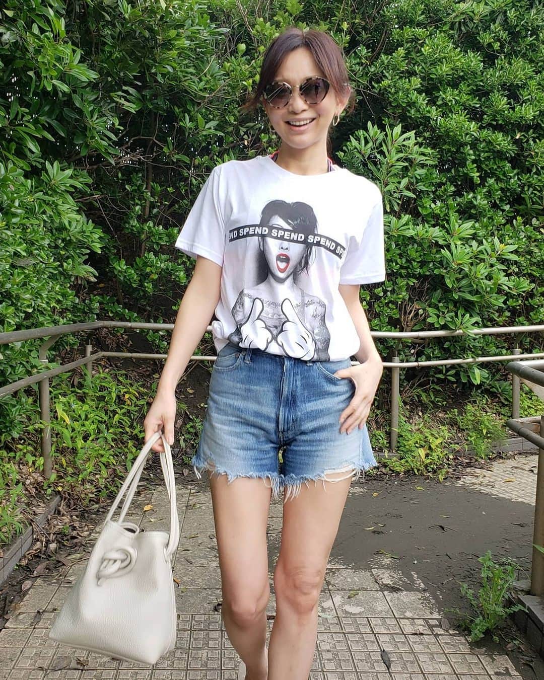 佐藤純さんのインスタグラム写真 - (佐藤純Instagram)「今日も和香ちゃんデニムショーパンでおでかけ👖﻿  大人が穿けるショートパンツ｢SUNNY ☀️｣ ﻿ @wakanozawa × @yanuk_official ﻿  履きやすくてお気に入り～💕  ﻿ ﻿ ﻿ Tシャツは、SPEND 👕💕  @spendthrift2014   @spend_japan  @balancestyle  ﻿  バッグは、VASIC 👜  @vasic_japan  VASIC のバックは可愛くてお気に入り。  白とグレーの大きさ違いで2色持ってるよ😁  ﻿ ﻿  ﻿ ﻿ #yanuk ﻿ #wakanozawa ﻿ #和香デニム﻿ #デニム﻿ #ショートパンツ﻿ #デニムショーパン﻿ #tシャツ﻿ #spendthrift ﻿ #spend ﻿ #スペンド﻿ #balancestyle ﻿ #バランススタイル﻿ #bag ﻿ #vasic ﻿ #ママ #ママモデル  #モデル﻿ #mama #mamamodel #model ﻿」7月5日 20時44分 - junsatoidea