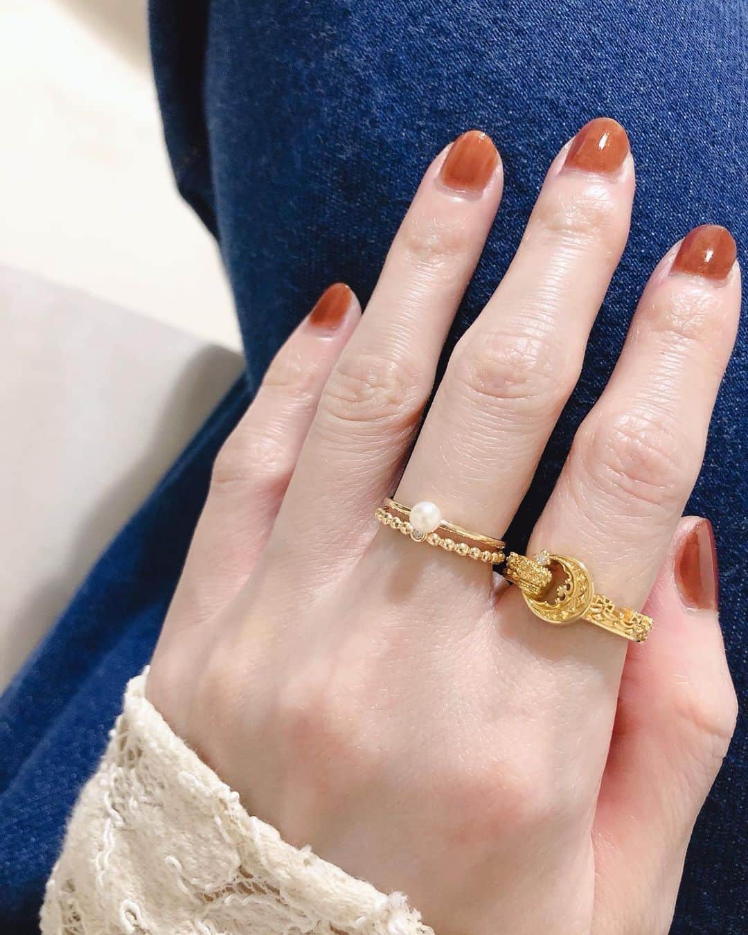 はれこのインスタグラム：「わたしの左手🌼 パールリングが思っていた通りのかわいさで嬉しい🥺💍 重ね付け出来る華奢な感じでとてもお気に入り🐣 . 中指は2つともcoletteの指輪で、 人差し指は昔から愛用しているjustinの指輪です🥰 . #colette #コレット #ゴールドアクセサリー #パールリング #指輪 #指輪重ね付け #はれこアクセまとめ」