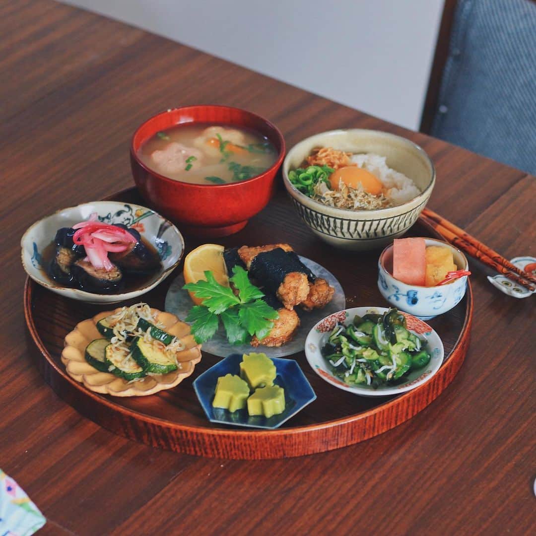 Kaori from Japanese Kitchenさんのインスタグラム写真 - (Kaori from Japanese KitchenInstagram)「筋トレ後の和定食。タンパク質多めです。 ・ こんばんは。 今日の昼ごはん。 筋トレ後のためタンパク質多めです。 りなちゃんが少し前の投稿で紹介していた 鶏肉の磯辺揚げが美味しくできて大満足。 「のりっこチキン」という コープさんの冷食を思い出して 懐かしい気持ちに☺️ お弁当に入ってた時は嬉しかった記憶が。 （神戸の人は生協のことをなぜかコープさんと言う笑） ・ その他は梅雨を意識した 夏野菜たっぷりの副菜でした。 副菜作りの様子をタイムラプスで撮りました。 早すぎて何作ってるかわかりづらすぎますが🤣 興味ある人はチラ見してみてください。 （スワイプして8枚目、23秒です） ひととおり材料を切ってから 焼いたり漬けたり和えたりと、 同時並行で色々やっています。 まただらだらライブ配信しようかなぁ。 今日はこの後F1観戦に集中します🏎 日曜お疲れ様でした。 ・ 【おしながき】 たまごかけごはん にんじん、新たまねぎ、小ネギのお味噌汁 鶏肉の磯辺揚げ（@rina_kitchen レシピ） 茄子の南蛮漬け ズッキーニとしらすのガーリック炒め 青もみじの生麩 きゅうりとわかめとしらすの酢の物 赤黄スイカ ＊薬膳のことはラジオで配信中です。 　ラジオはプロフから飛べます＊ ・ ・ ・ ・ 2020.07.05 Sun Hi from Tokyo! Today’s brunch after heavy muscle training:Baked rice w/ egg yolk, miso soup, fried chicken rolled with nori, sweet and sour eggplant, maple-leaves-shaped gluten cakes, Japanese pickled cucumber, and watermelon as a dessert. ・ ・ ・ ・ ・ #japanesefood #breakfast #朝ごはん #おうちごはん #早餐 #薬膳 #うつわ #自炊 #家庭料理 #砂田夏海 #小澤基晴 #松浦コータロー #佐藤もも子」7月5日 20時51分 - coco_kontasu