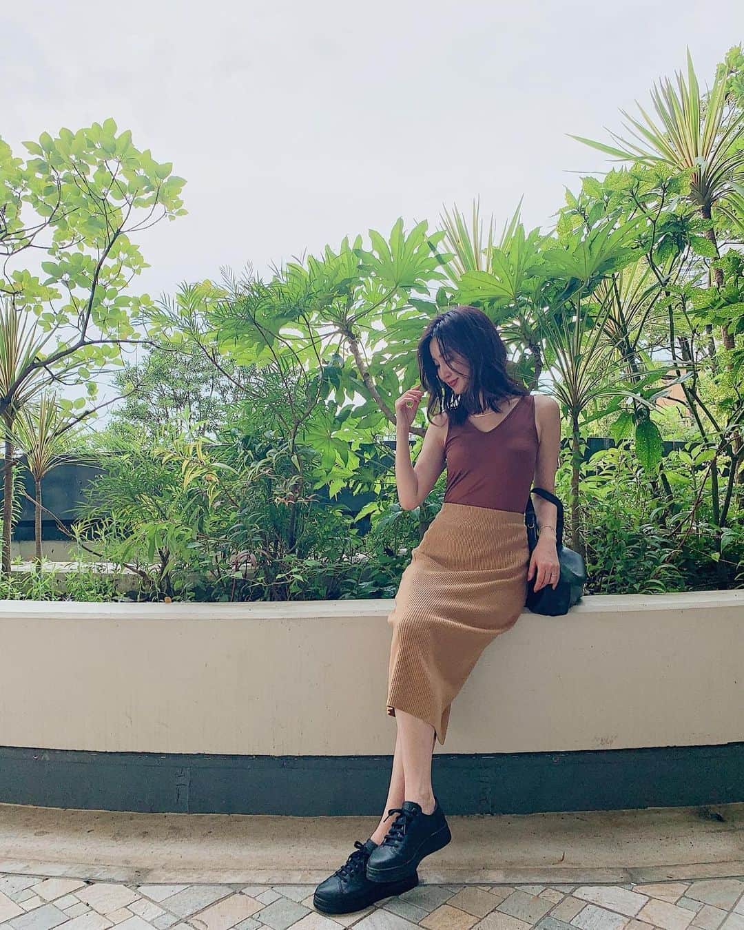 のインスタグラム：「この間のおやすみの日のcoordinate👚👟﻿ カジュアルだけどきれい目に履ける﻿ @camper_japan  のスニーカーは厚めのソールとぽてっと丸みのあるデザインがお気に入り🐾❤︎﻿ 何より驚く程軽いから1日中歩き回る日は絶対これだな☺️🌈﻿ CAMPERの靴は防水性とか機能性ばっちりの可愛いデザインのものも沢山あるから最近特に気になってるブランドのひとつ🤭﻿ #camperjapan #campershoes #sneakers #カンペール﻿ #カンペール靴　#スニーカー　#スニーカーコーデ　#スニーカー女子」
