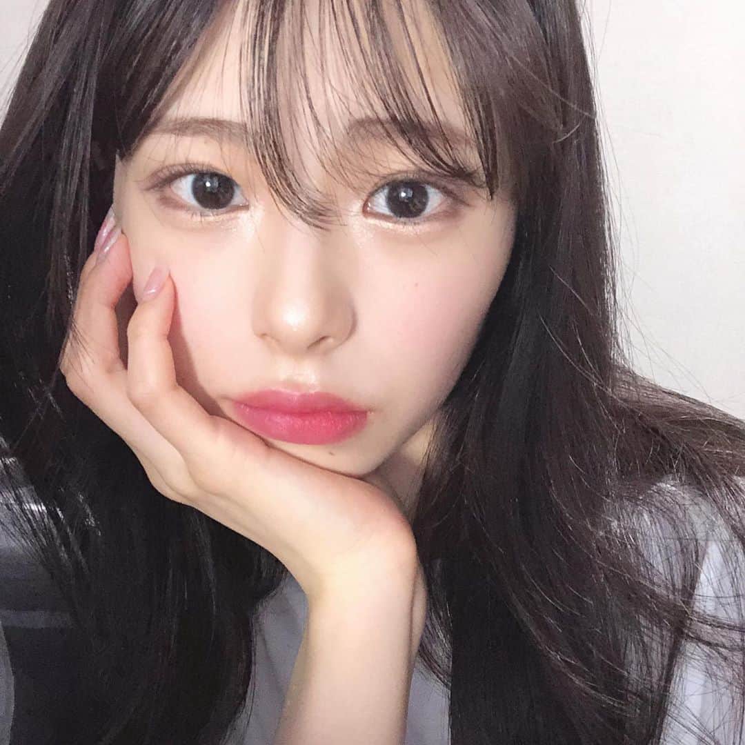 川崎ひかるのインスタグラム：「😗♥️ . 最近よく使ってる#ロムアンド のアイシャドウは01 ドライマンゴーチューリップです🌷 このアイシャドウはどんなリップでも合うから最高💕💕 . この時のリップは#ペリペラ の #インクベルベット 05です💋 . . . . .  #daily #dailylook #selfie #selca #ootd #japanesegirl #japaneseculture #likeforlikes #like4likes #japaneseanime #japaneseidol #idol #cosplay #cosplaygirl #followｍe #일본아이돌  #데일리 #데일리룩 #셀카 #셀스타그램 #팔로우 #フォローミー #自撮り #自撮り女子 #アイドル #ビジョビ #ビジョラダ」