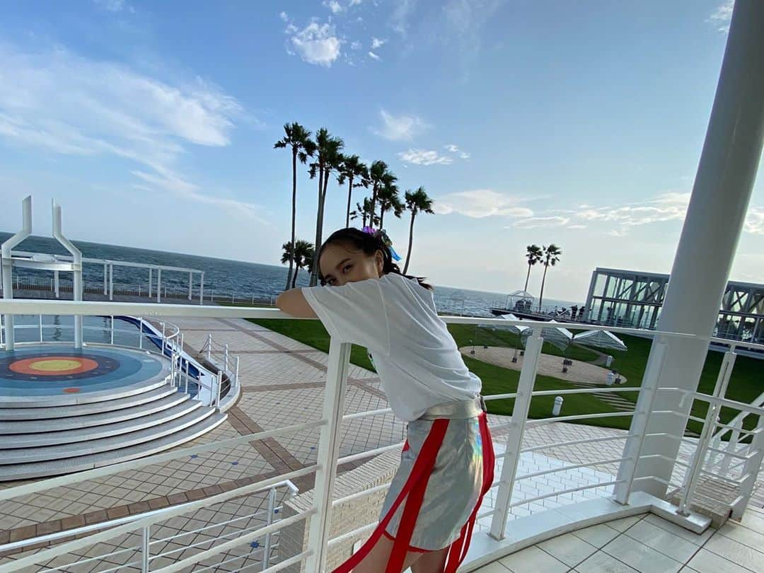 百田夏菜子さんのインスタグラム写真 - (百田夏菜子Instagram)「髪の毛全部編み込んで、さらにそれを三つ編みに！夏が来そうです。相変わらず光に弱く目が開きません🌞晴れてよかったー！🌞 ・ #加山雄三の新世界 #加山雄三　さん #海の前でのステージ #とても幸せな時間を #本当にありがとうございました☀︎」7月5日 21時04分 - kanakomomota_official