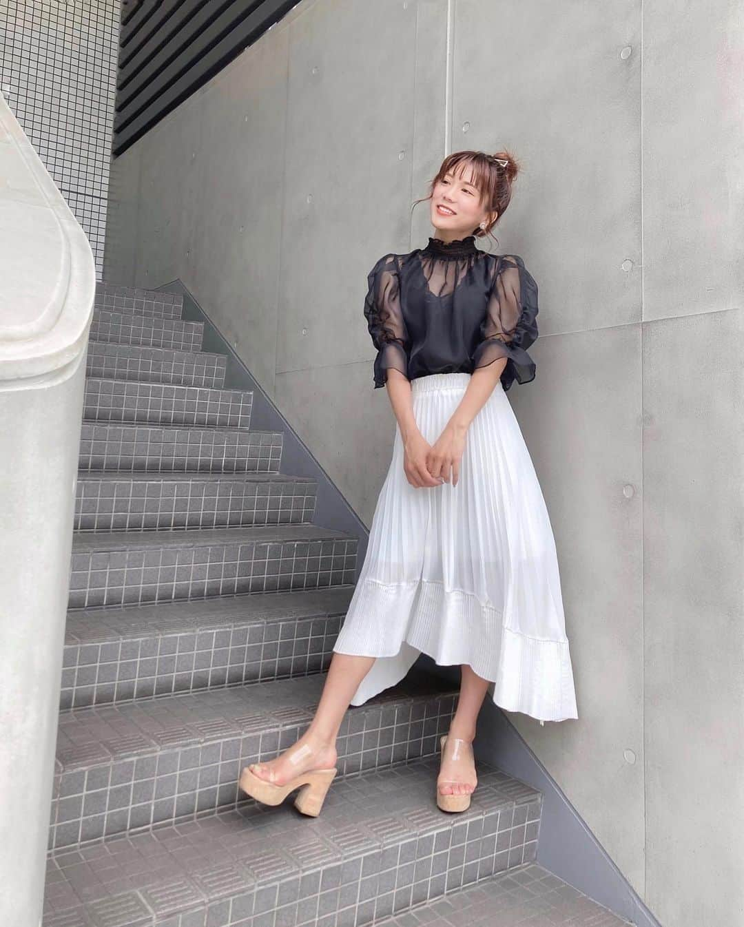 海江田麻貴さんのインスタグラム写真 - (海江田麻貴Instagram)「ㅤㅤㅤ  ㅤㅤㅤ スカートひらっ、の瞬間ムズすぎぃぃ🦋 研究します🧪🐣笑笑  ㅤㅤㅤ 今日はFM滋賀『spice-e』、 『滋賀日産presents"S"traction』 聞いて下さった皆さま有難う御座いました📻💓 ㅤㅤㅤ  ㅤㅤㅤ ㅤㅤㅤ ㅤㅤㅤ #おだんご #おだんごヘア #おだんごアレンジ #お団子ヘア #シースルー #シースルートップス #フレアスカート #クリアサンダル #clearsandals #シースルーブラウス #モノトーンコーデ #おでかけコーデ #elegantcode #シースルーバング #japanesegirl #eclin #エクラン #スカートコーデ #ラジオパーソナリティー #radio #ラジオ」7月5日 20時57分 - _makiii0924_