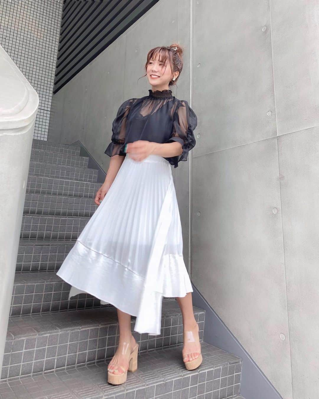 海江田麻貴さんのインスタグラム写真 - (海江田麻貴Instagram)「ㅤㅤㅤ  ㅤㅤㅤ スカートひらっ、の瞬間ムズすぎぃぃ🦋 研究します🧪🐣笑笑  ㅤㅤㅤ 今日はFM滋賀『spice-e』、 『滋賀日産presents"S"traction』 聞いて下さった皆さま有難う御座いました📻💓 ㅤㅤㅤ  ㅤㅤㅤ ㅤㅤㅤ ㅤㅤㅤ #おだんご #おだんごヘア #おだんごアレンジ #お団子ヘア #シースルー #シースルートップス #フレアスカート #クリアサンダル #clearsandals #シースルーブラウス #モノトーンコーデ #おでかけコーデ #elegantcode #シースルーバング #japanesegirl #eclin #エクラン #スカートコーデ #ラジオパーソナリティー #radio #ラジオ」7月5日 20時57分 - _makiii0924_