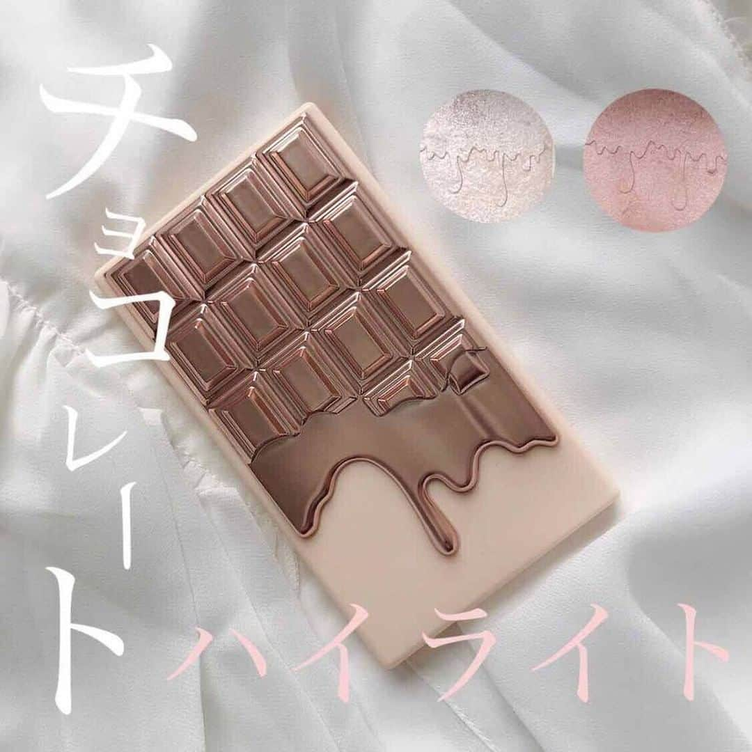 LIPS(リップス)-コスメ・メイク動画さんのインスタグラム写真 - (LIPS(リップス)-コスメ・メイク動画Instagram)「. ♡ MAKEUP REVOLUTION : Elixir Glow Mini Chocolate Palette . Heyy Girlss. This is cutest highlighter of chocolate shaped package 🍫❤︎ . さてさて皆さん。 多分MAKEUP REVOLUTIONの目玉商品ともいえるチョコレートパッケージアイテム！ 私は今回ハイライトを手に入れてみました💗 . こちらはシャンパンゴールドとローズシャンパンの色味です。 けっこうぎらぎらしててしっかりとハイライトの役目をはたしてくれます！そして中を開けてみるとしっかりとチョコレートがているような刻印がされています。 . そして何よりもパッケージがかわいすぎる🥺 MAKEUP REVOLUTION のチョコレートパッケージはいつ見ても乙女心をくすぐります。 . お値段も相変わらずのプチプラで£6なので、日本円で約800円。プチプラ価格ですね〜 . 是非是非チェックしてみてください。 . Thank you for reading ;) . All Contents From： Miyuki . #lipscosme #メイクアップレボリューション #パケ買いコスメ #コスメ好きさんと繋がりたい #コスメ好き #プチプラコスメ #コスメ購入品 #コスメマニア #コスメレポ #コスメ紹介 #コスメレビュー #コスメ垢 #コスメ好きな人と繋がりたい #コスメオタク #新作コスメ #春コスメ #おすすめコスメ #メイク #メイク好きな人と繋がりたい #ヘアメイク #メイクアップ #今日のメイク #アイメイク #メイク好きさんと繋がりたい #メイク好き #ナチュラルメイク #韓国メイク #イエベ #ブルベ #コスメがわかるハッシュタグ」7月5日 21時00分 - lipsjp