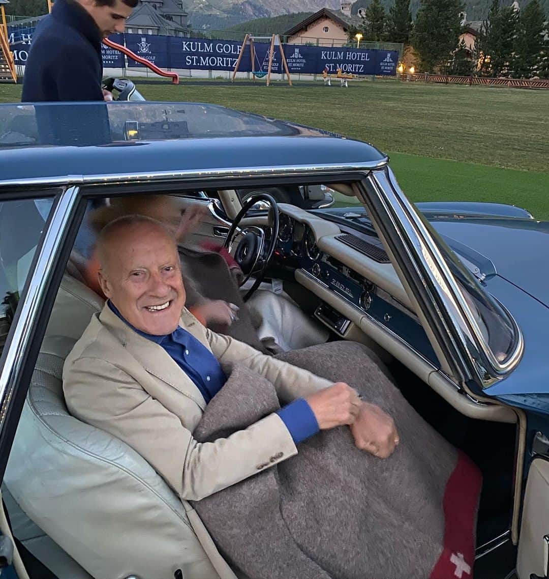 ノーマン・フォスターのインスタグラム：「Summer drive-in cinema - classic cars and classic movie - the Coen Brothers - The Big Lebowski - great combination!」