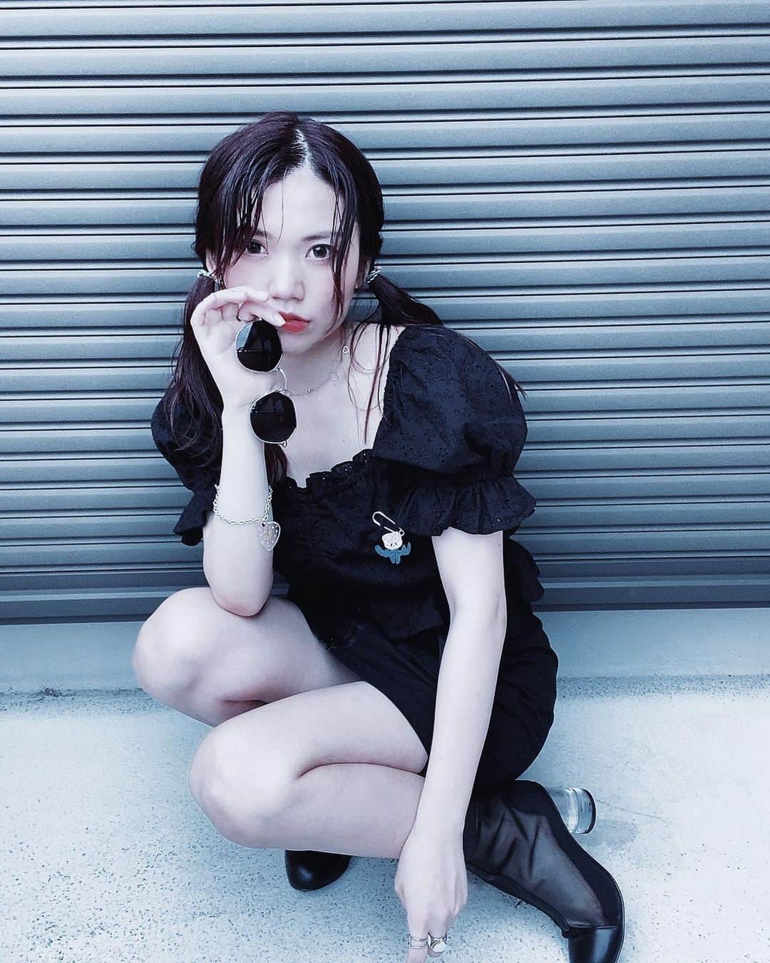 のインスタグラム：「🖤🤍🖤🤍﻿ tops▶︎﻿ @fiction_tokyo_official  bottoms▶︎﻿ @figandviper ﻿ hair accessory▶︎﻿#アンニュヘアゴム @aco0511 ちゃんの美容院でget⑅⋆ 免疫マッチョくん▶︎﻿ @nekomotion_ さんありがとうございます！﻿ capにつけて御守りにしようかなﾏｯﾁｮ₍₍ ᕕ(´ ω` )ᕗ⁾⁾ﾏｯﾁｮ」
