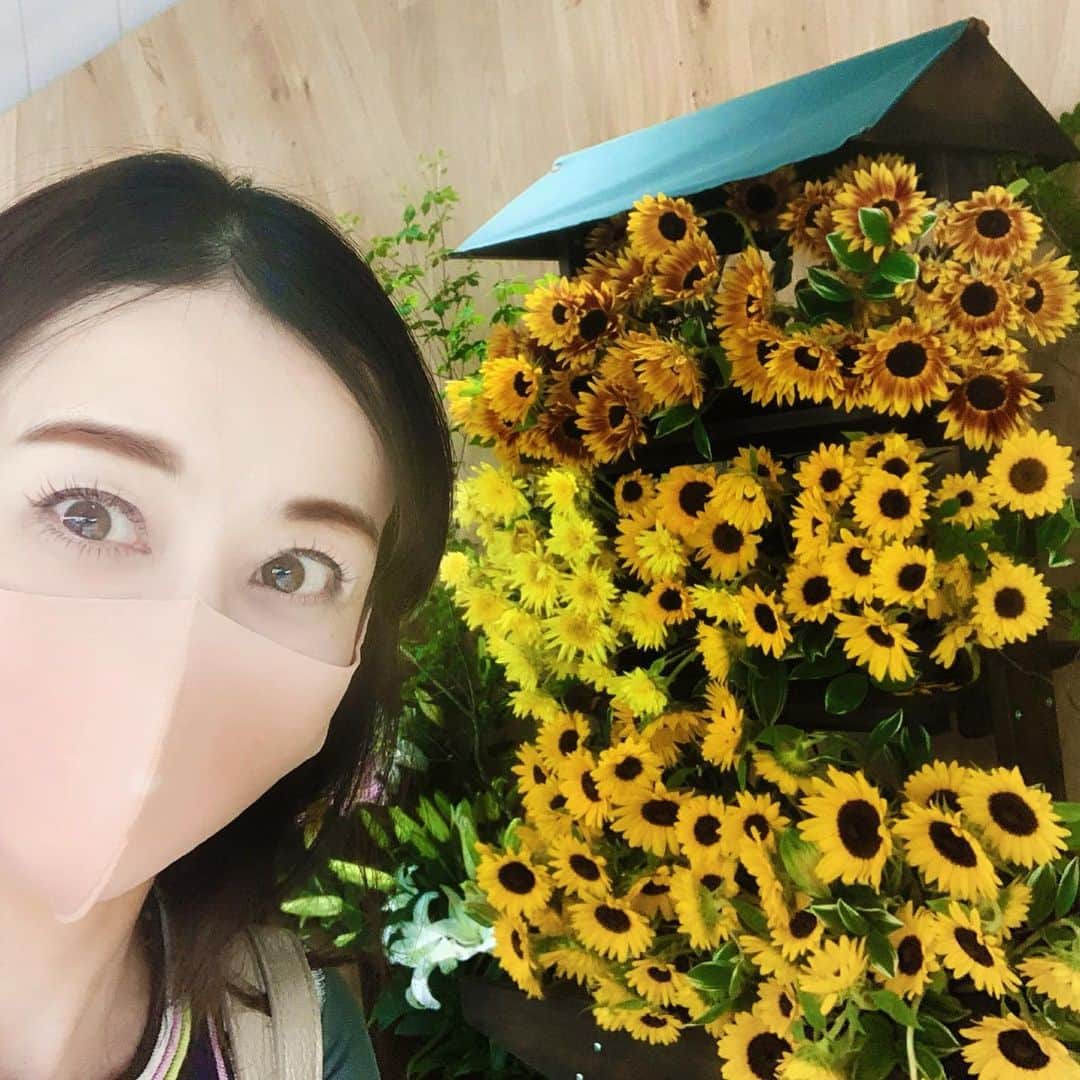 のインスタグラム：「Niigata Station is decorated with many flowers🇬🇧  니가타 역은 많은 꽃으로 장식되어 있습니다  新泻站装饰着许多花  新潟駅に花がたくさん飾られています。  コロナ禍でお花の需要が減ってしまいました。  生産者とお花屋さん、そして市が協力して、  花を市民のみなさまにみてもらおうと言うプロジェクトです。  駅の9か所に5000本の花のディスプレー。  花の街新潟。  チューリップは生産量日本一。🌷  ユリは栽培面積日本一なんです。💐  新潟駅に行ったら、是非見てください。  1番多く飾られているのは、  ビックカメラの一階です。  そして、お花を買って家で飾っていただけると幸いです。  魚沼市の堀之内町のカサブランカも最高ですよ。  新潟の花をよろしくお願いします。  ps.マスクはイオン  #新潟市#花いっぱいプロジェクト#ユリ#ひまわり#マリーゴールド#あいみょん#花き農家応援 #コロナ禍#新泻站#niigatstation#니가타역#フルフルフラワーキャンペーン #魚沼市#堀之内町#ユリの花#大桃美代子」
