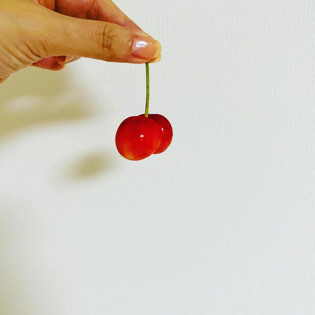 緒月遠麻さんのインスタグラム写真 - (緒月遠麻Instagram)「☺︎ お！ おお！！ おおおっ！！！  甘さも分け合っちゃってる。笑  #🍒  おいしぃ。」7月5日 21時07分 - toma_ozuki